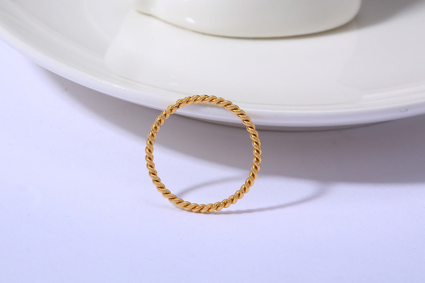 Anillo de acero de titanio trenzado Kemstone - Diseño minimalista en espiral para mujer R243