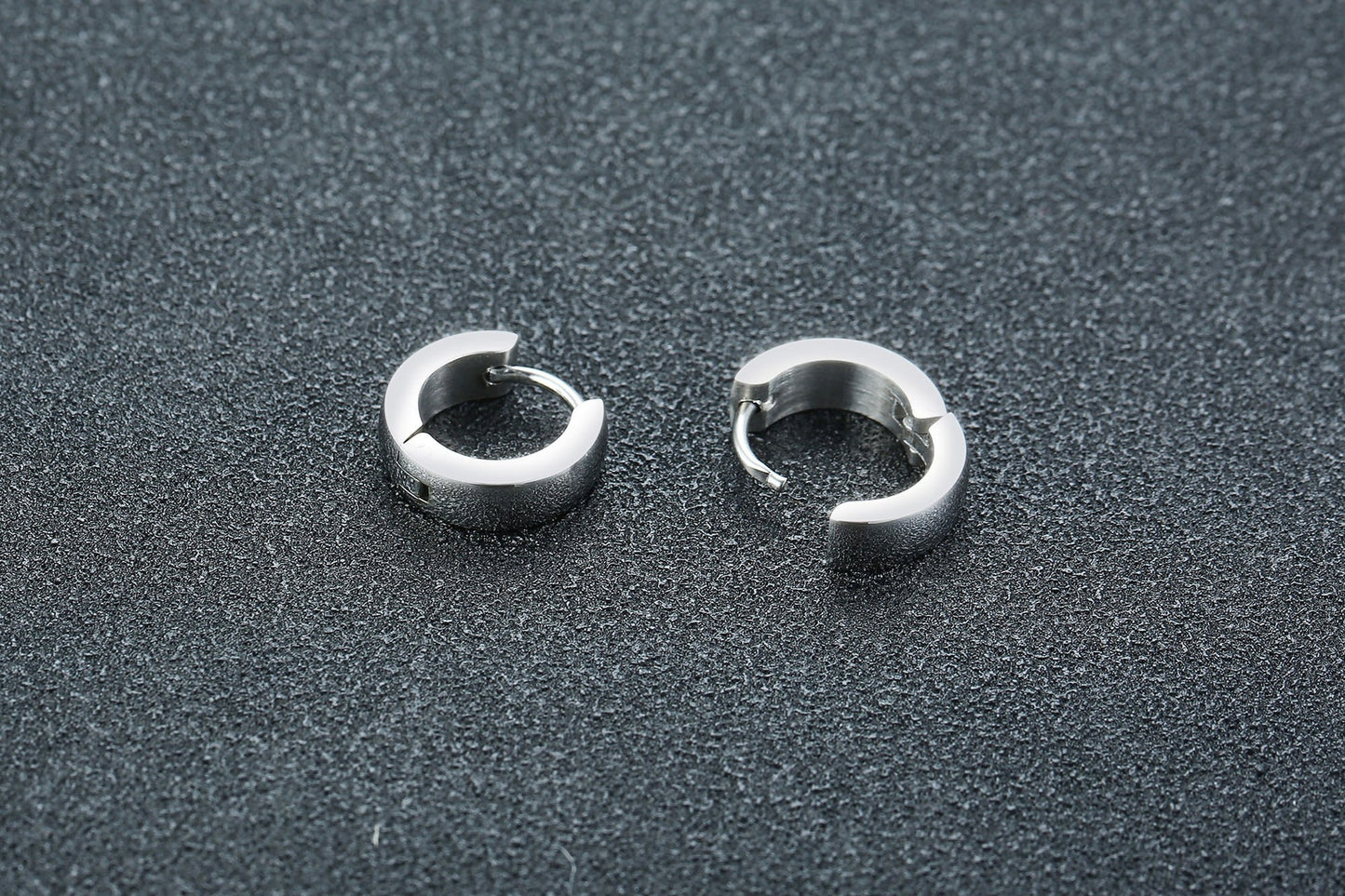 Men’s 4mm Stainless Steel Hoop Earrings – Minimalist Street Style EH-114
