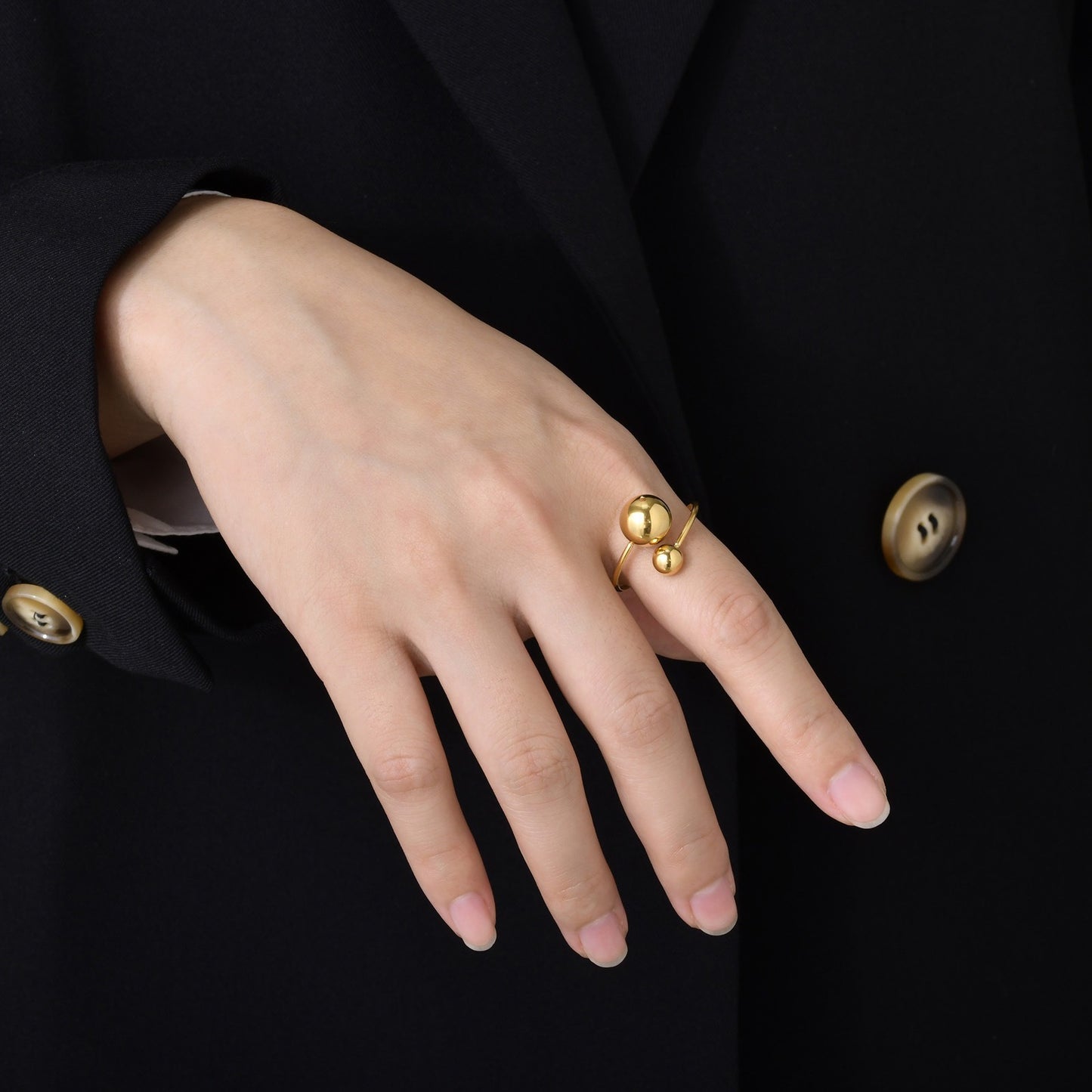 Elegante anillo ajustable de acero inoxidable con acabado dorado para mujer RC-536