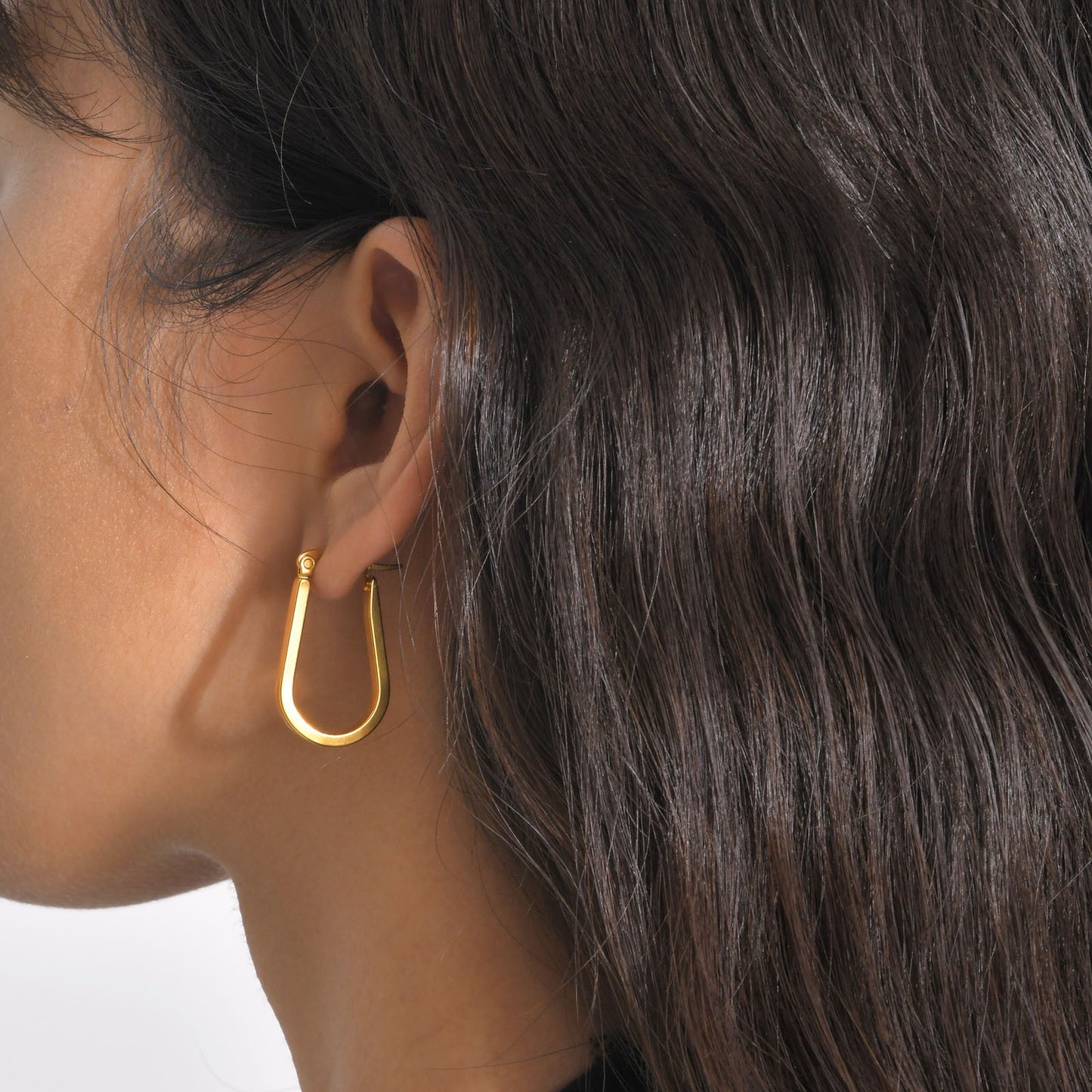Pendientes Kemstone de acero inoxidable con forma de U retorcida | Detalle en V martillado y elegancia cotidiana EH-633