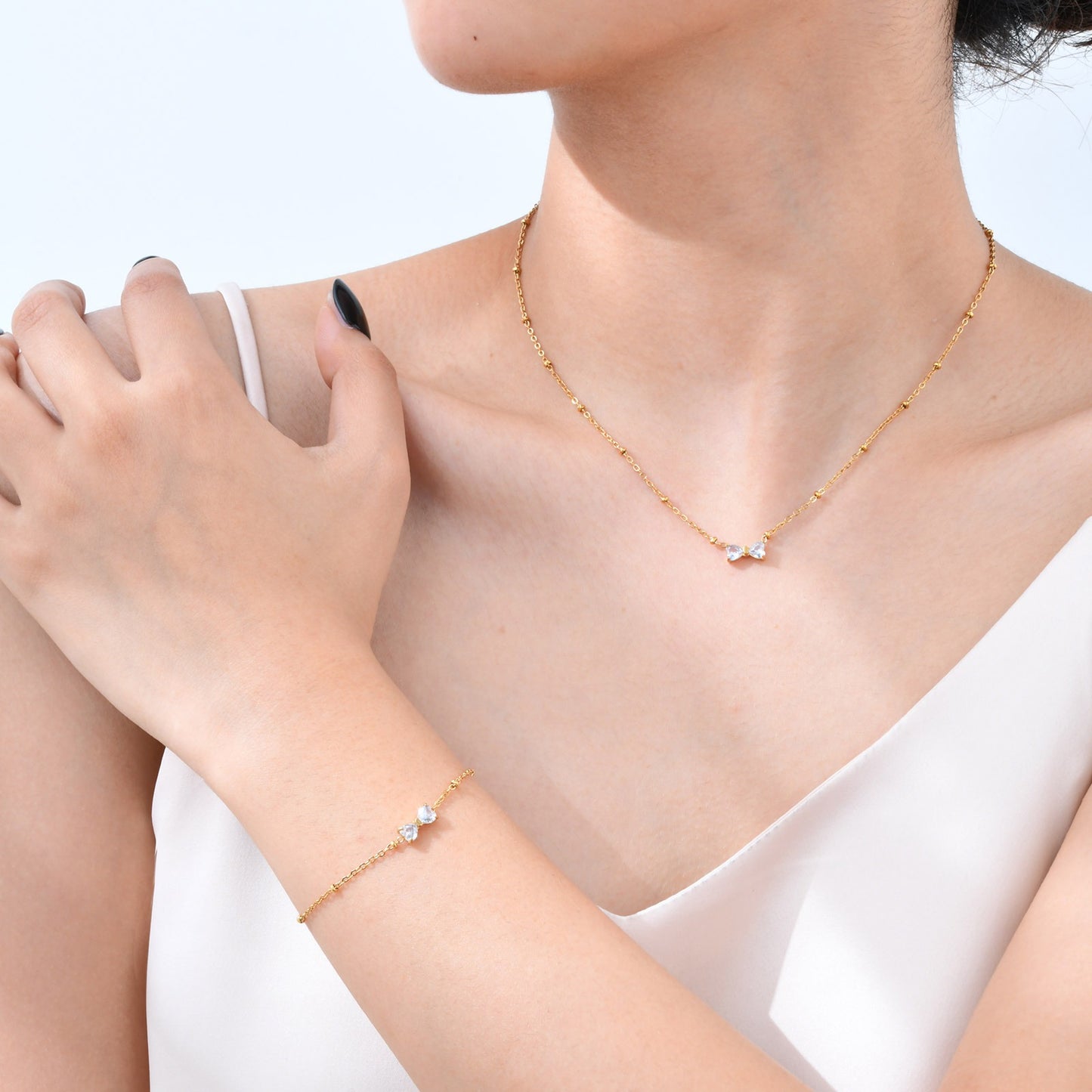 Delicado collar de lazo de acero inoxidable Kemstone con circonitas de cristal y cadena de cuentas. Joyería minimalista en tono dorado para mujer. NC-1718