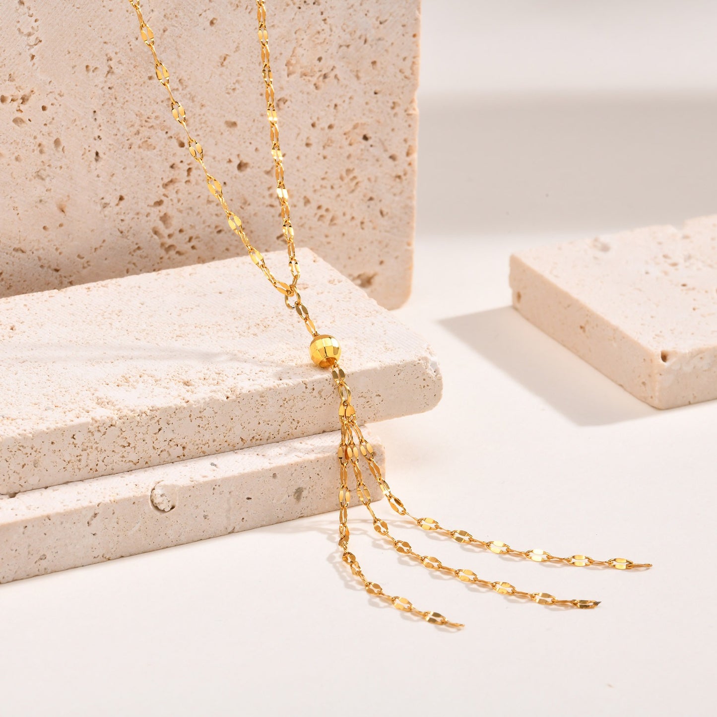 Collar elegante de cadena en Y Kemstone: joyería minimalista de acero inoxidable para mujer en cálido tono dorado NC1836
