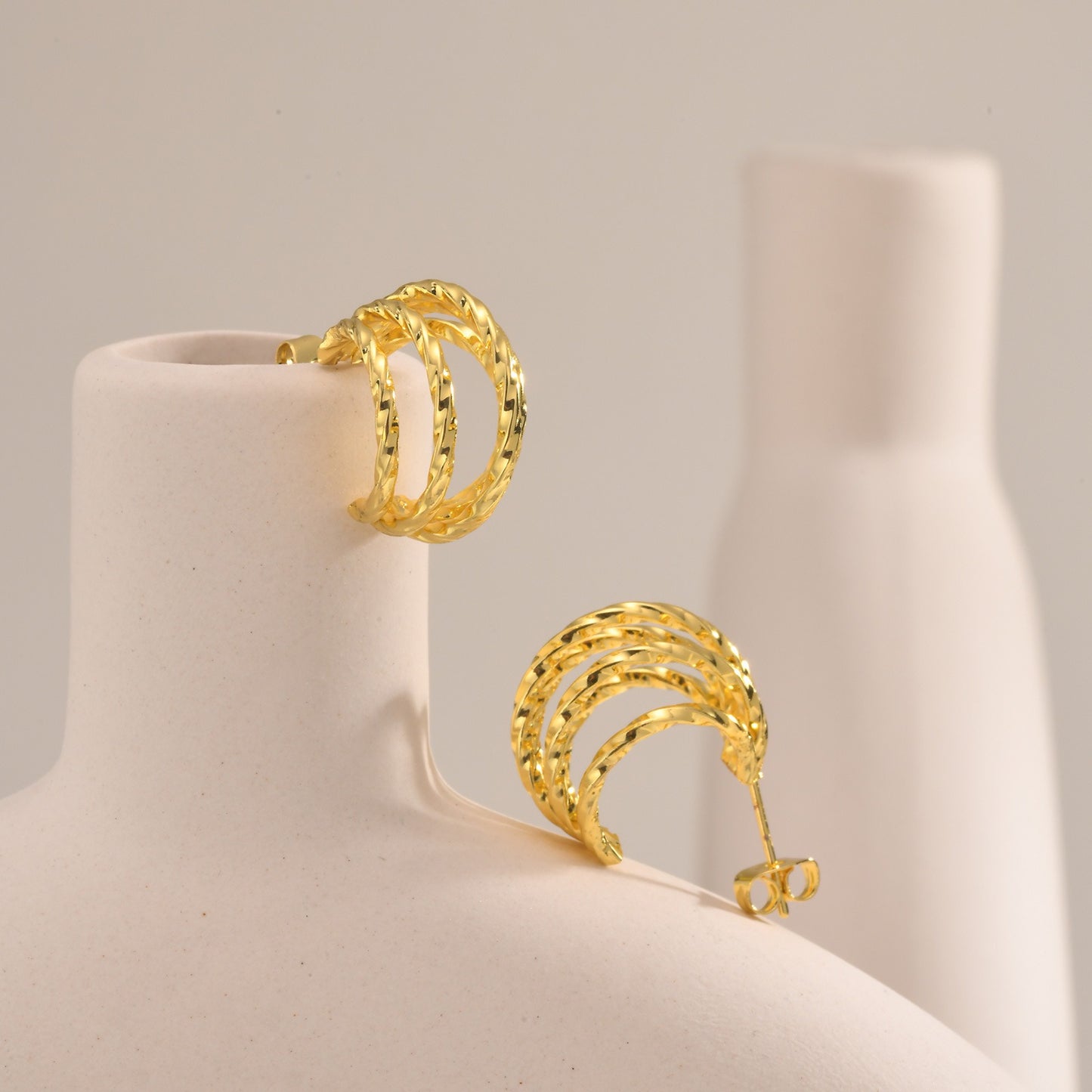Pendientes de aro en espiral de cobre Kemstone - Elegantes pendientes de aro sólidos con textura en espiral para mujer, elegancia cotidiana y lujo asequible EBD-352