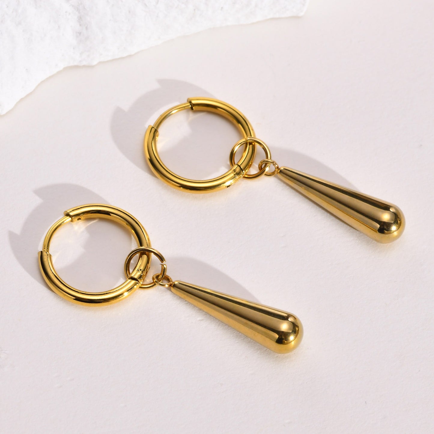 Pendientes Kemstone de acero inoxidable con forma de gota dorada - Pendientes geométricos minimalistas para mujer ED-556