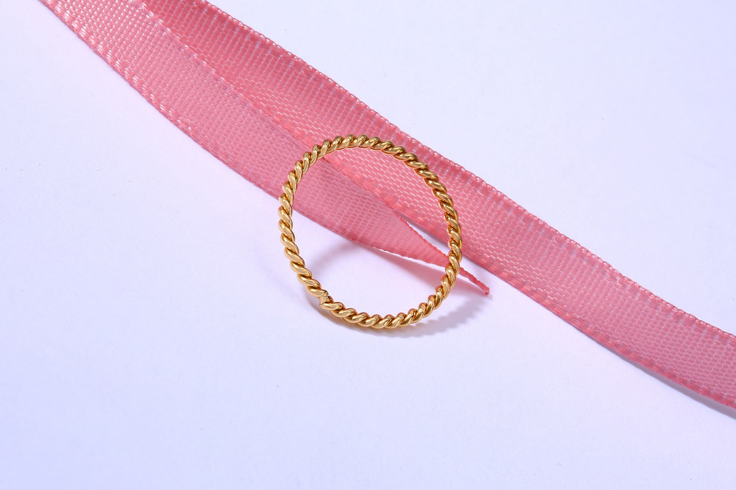 Anillo de acero de titanio trenzado Kemstone - Diseño minimalista en espiral para mujer R243