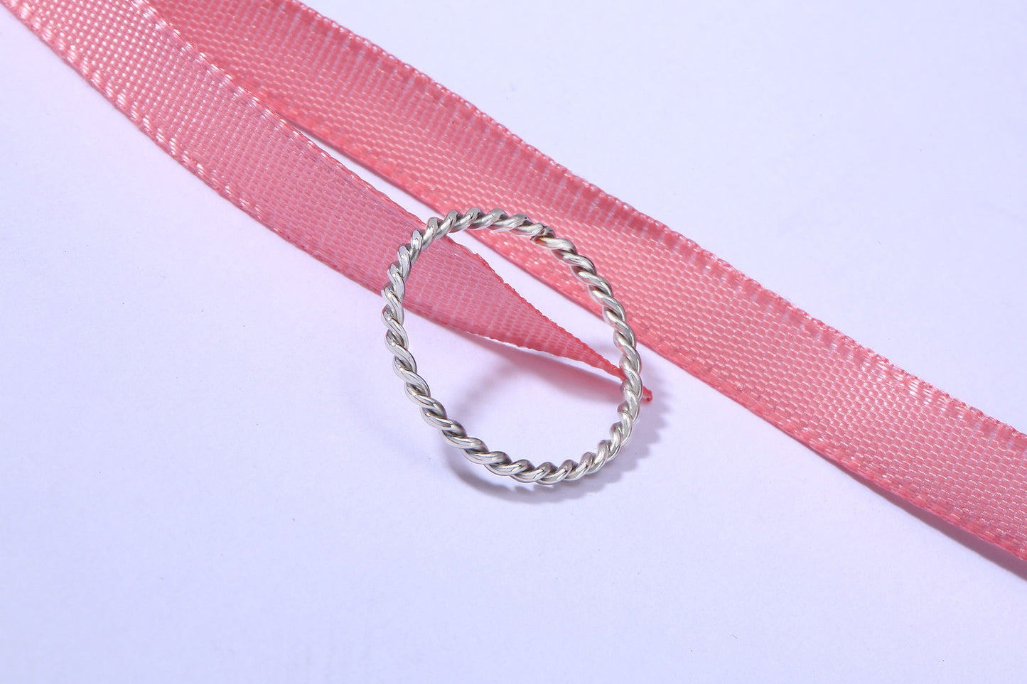 Anillo de acero de titanio trenzado Kemstone - Diseño minimalista en espiral para mujer R243