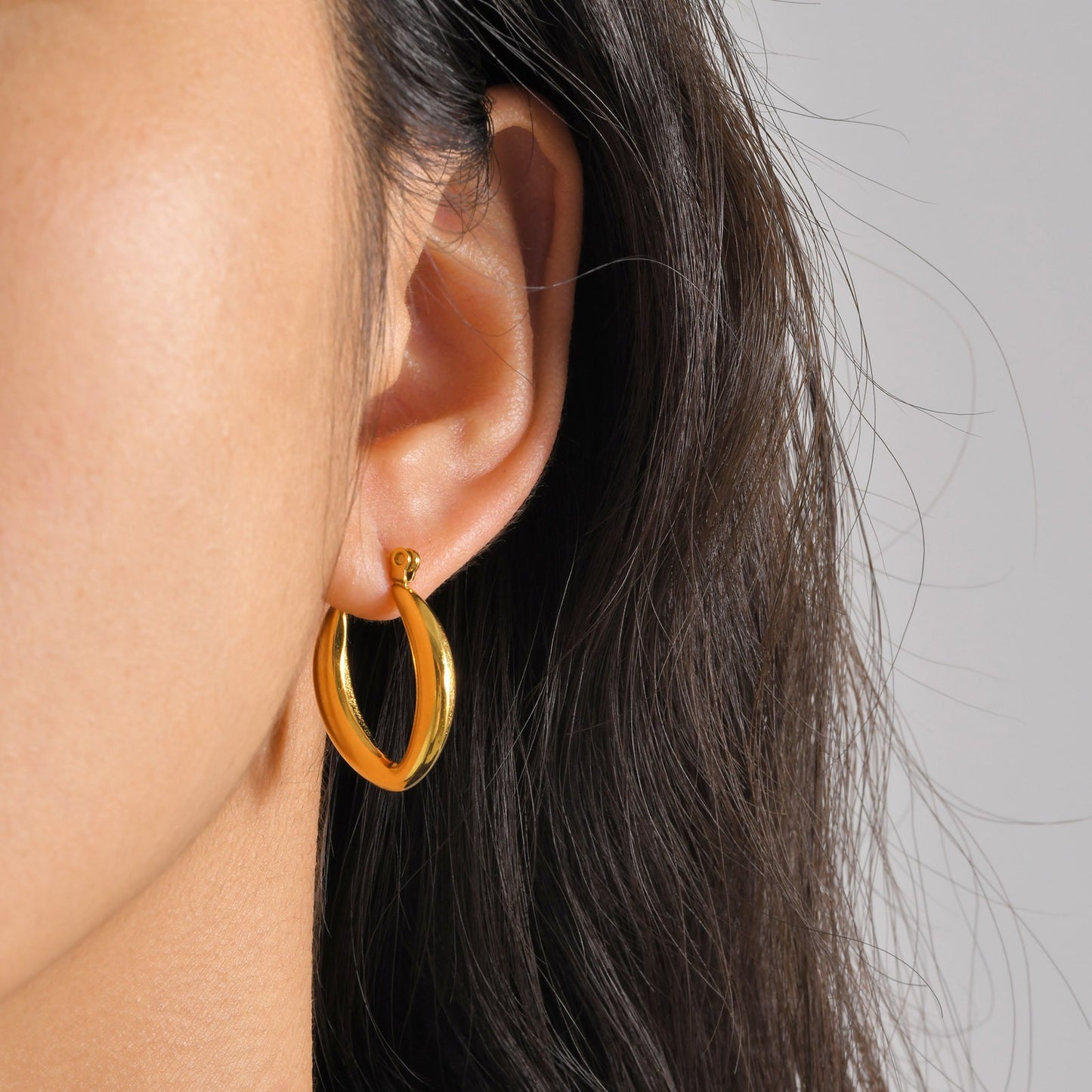 Pendientes Kemstone de acero inoxidable con forma de U retorcida | Detalle en V martillado y elegancia cotidiana EH-633