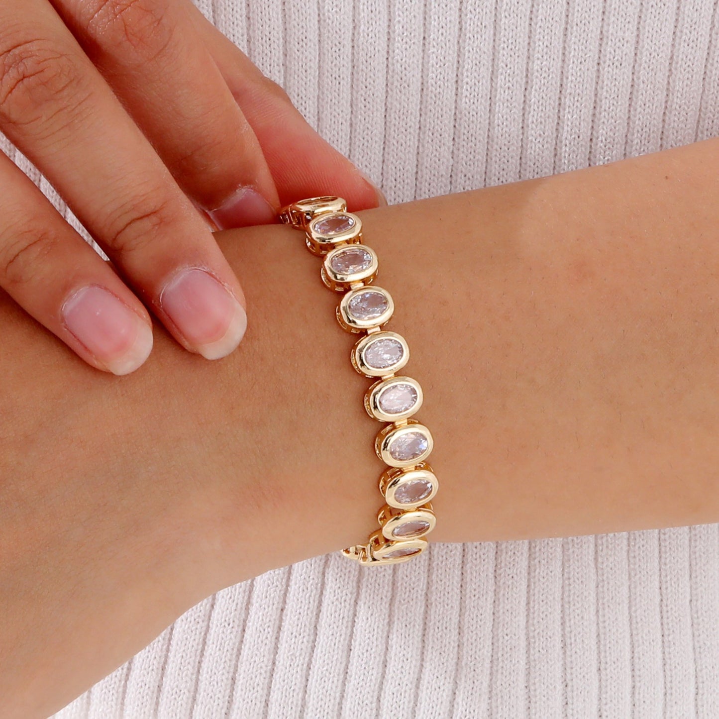 Pulsera gruesa de cobre y circonita en tono dorado para mujer: cadena llamativa con detalles art déco PBR-219