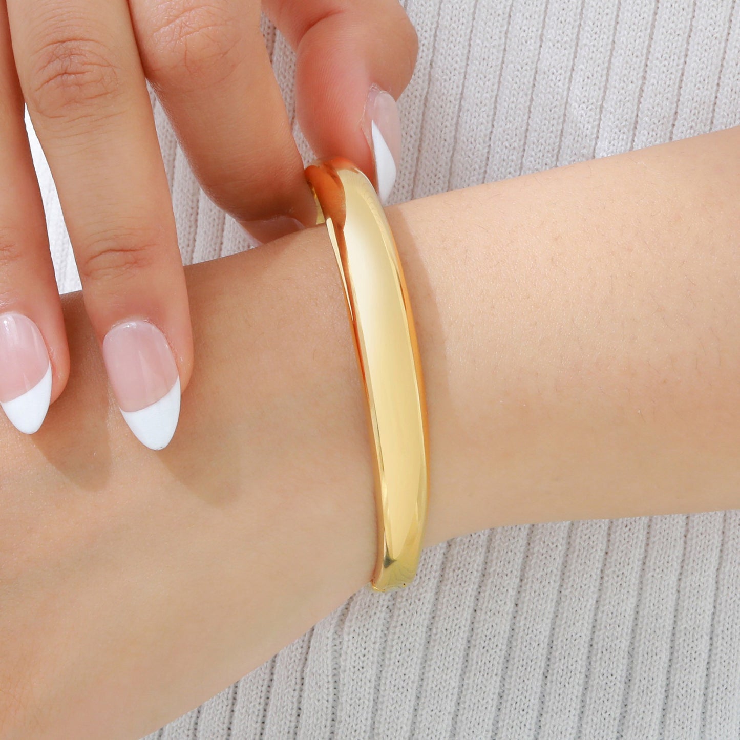 Elegante pulsera de acero inoxidable con acabado de espejo - Joyería geométrica ajustable para mujer, diseño minimalista dorado para un toque de elegancia diario B-618