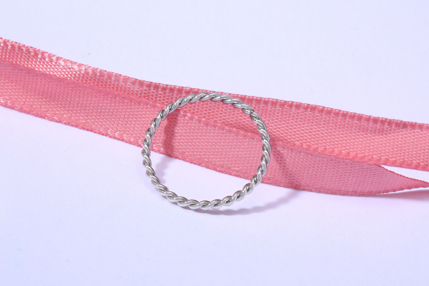 Anillo de acero de titanio trenzado Kemstone - Diseño minimalista en espiral para mujer R243