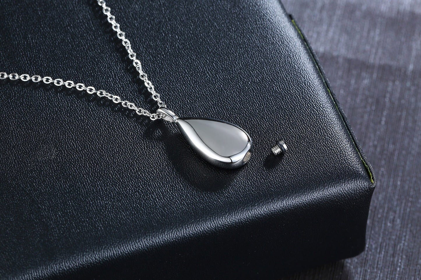 Colgante conmemorativo de acero inoxidable Kemstone con forma de lágrima – Urna de recuerdo para cenizas PN-1261