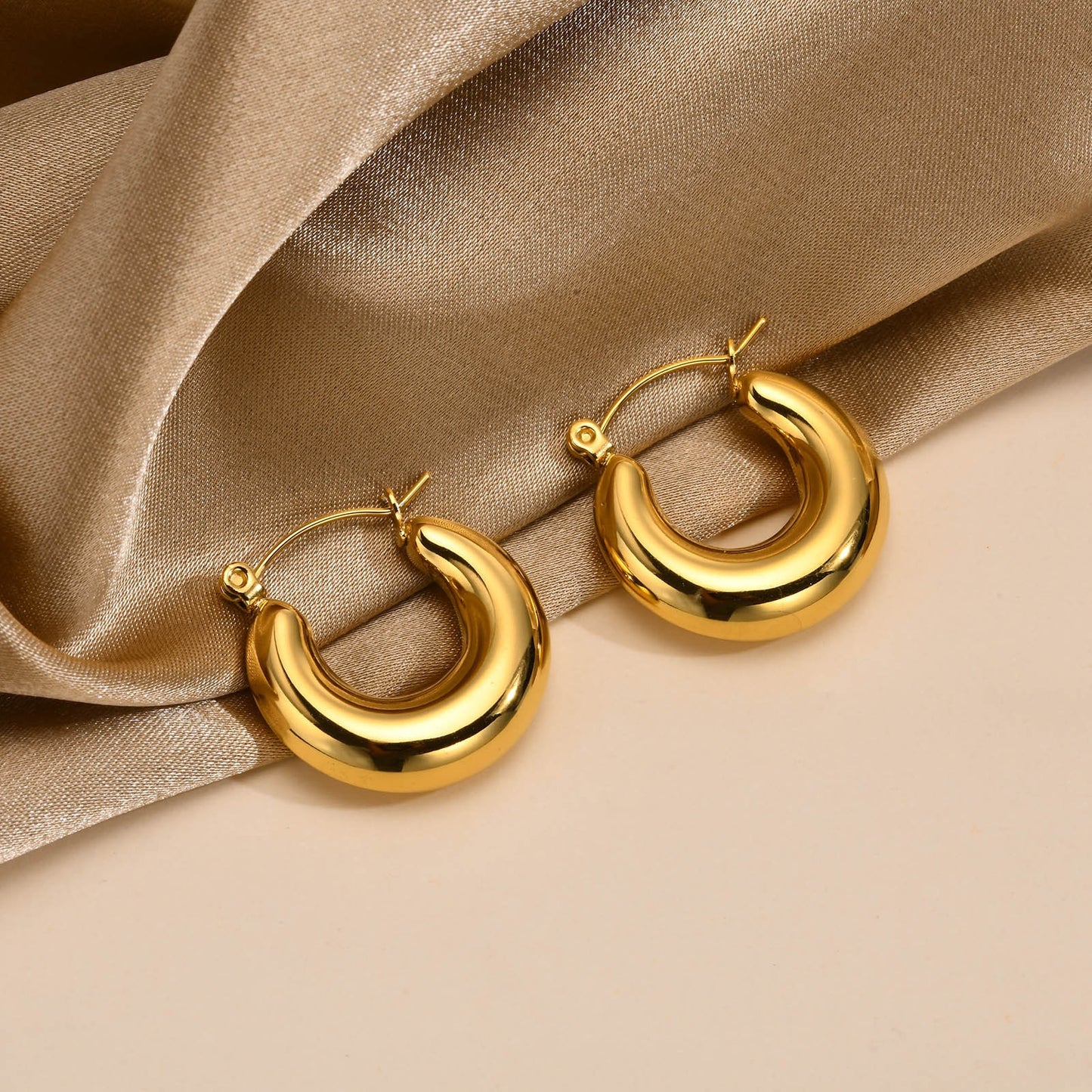 Pendientes Kemstone de acero inoxidable con forma de U retorcida | Detalle en V martillado y elegancia cotidiana EH-633
