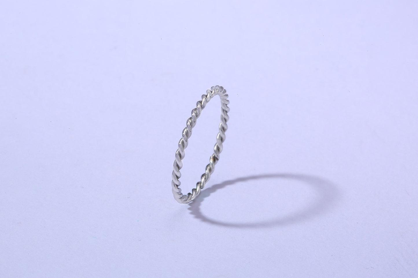 Anillo de acero de titanio trenzado Kemstone - Diseño minimalista en espiral para mujer R243