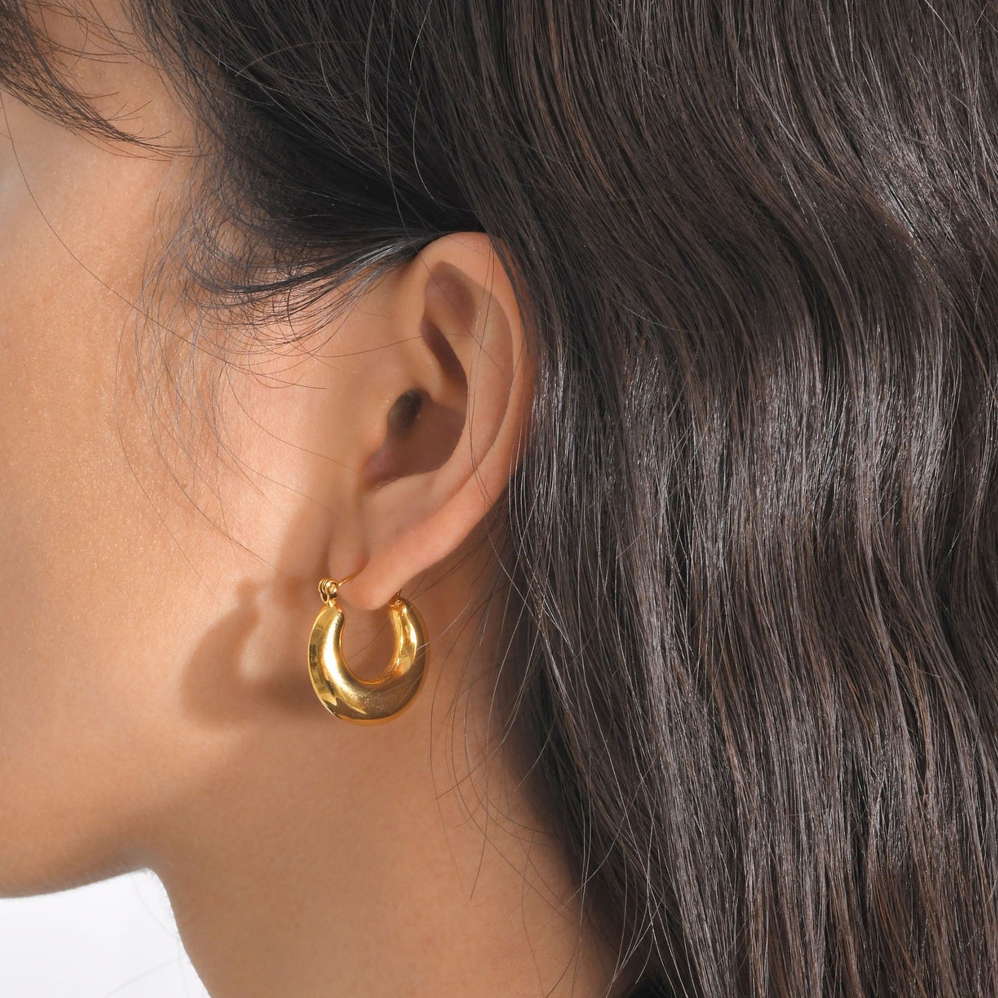 Pendientes Kemstone de acero inoxidable con forma de U retorcida | Detalle en V martillado y elegancia cotidiana EH-633