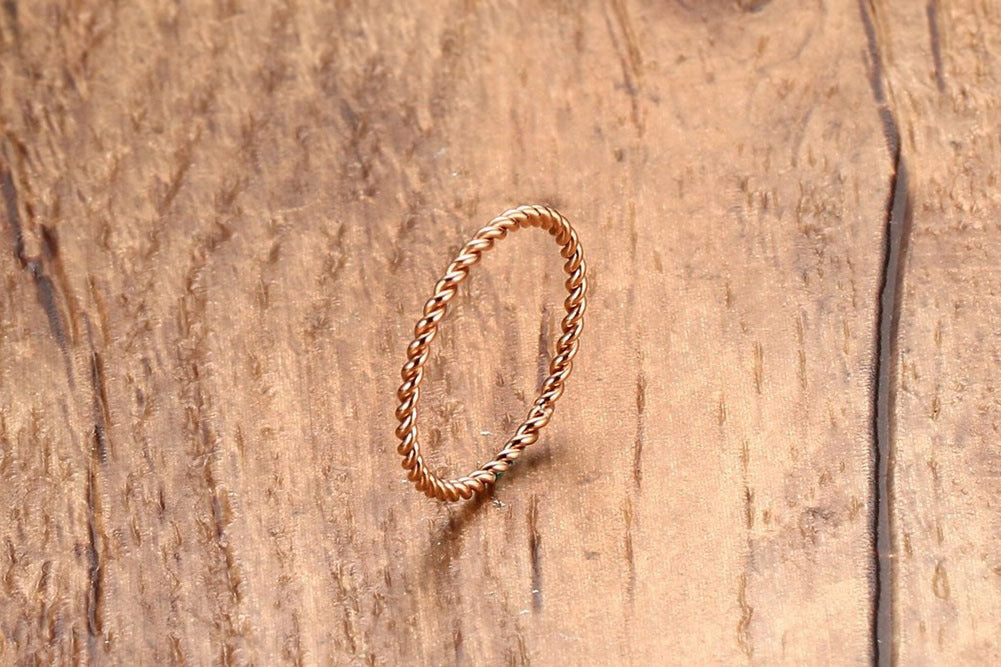 Anillo de acero de titanio trenzado Kemstone - Diseño minimalista en espiral para mujer R243