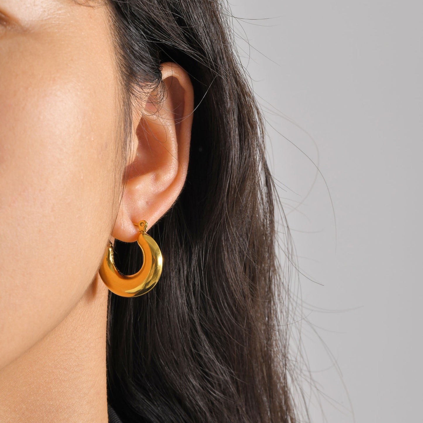 Pendientes Kemstone de acero inoxidable con forma de U retorcida | Detalle en V martillado y elegancia cotidiana EH-633