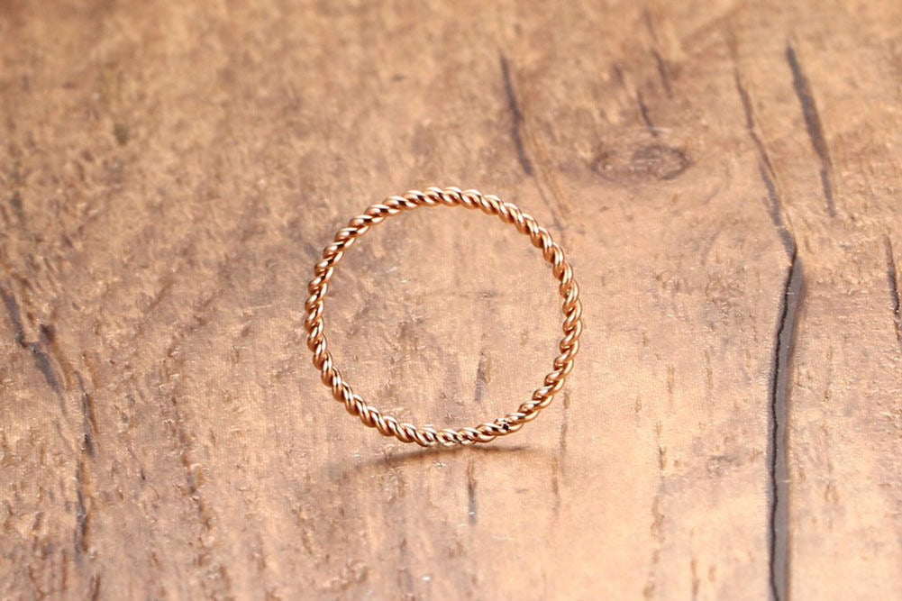 Anillo de acero de titanio trenzado Kemstone - Diseño minimalista en espiral para mujer R243