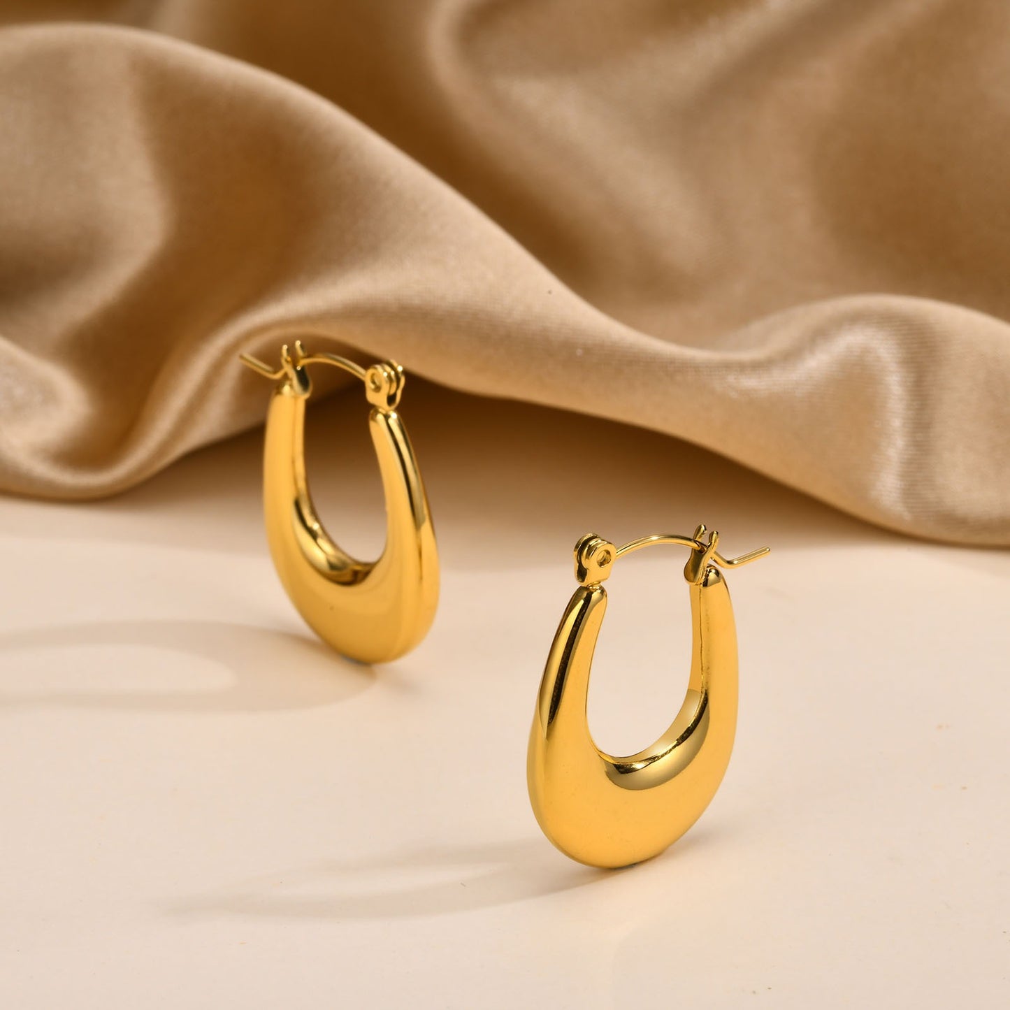 Pendientes Kemstone de acero inoxidable con forma de U retorcida | Detalle en V martillado y elegancia cotidiana EH-633