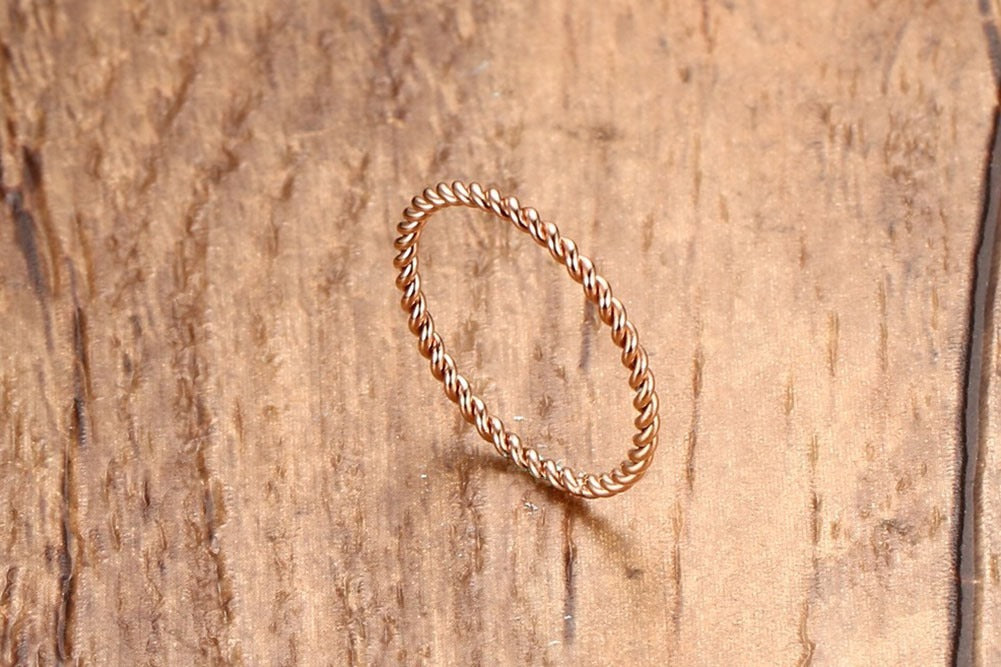 Anillo de acero de titanio trenzado Kemstone - Diseño minimalista en espiral para mujer R243