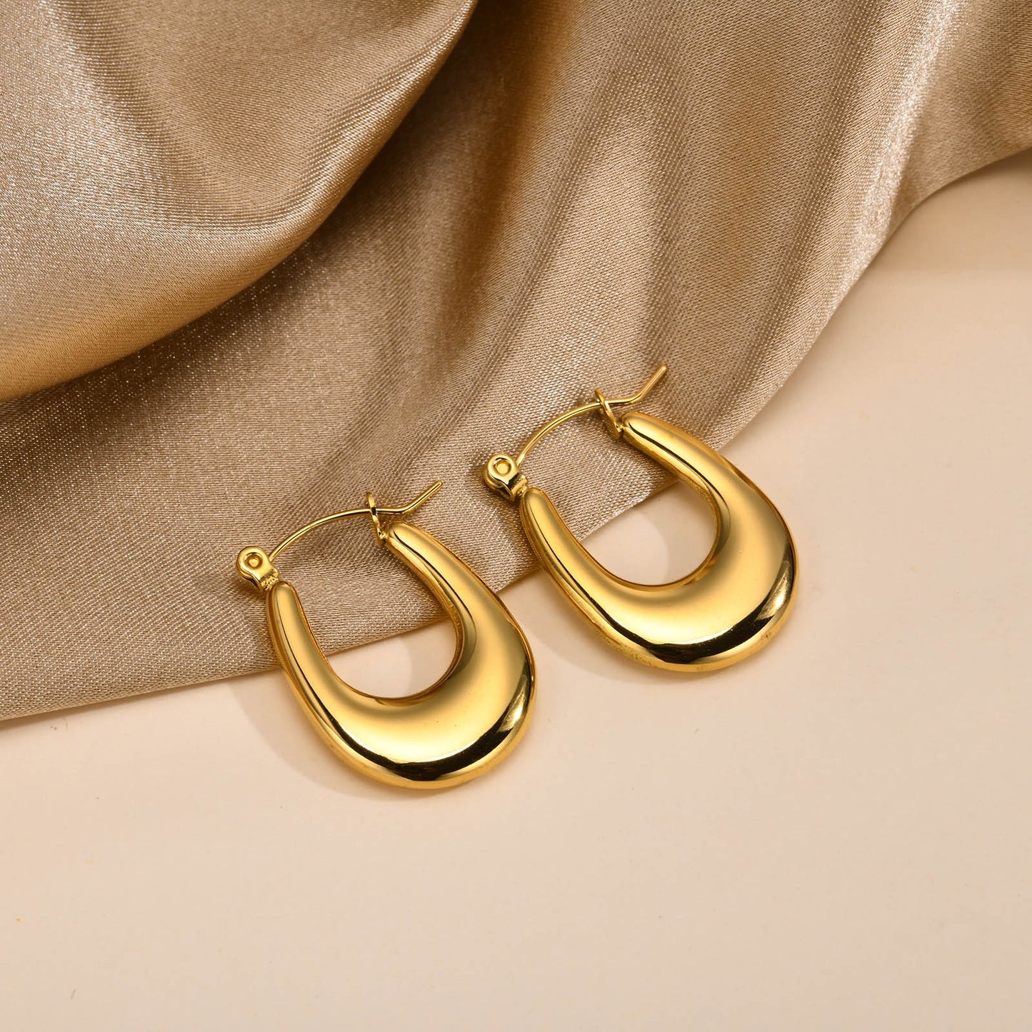 Pendientes Kemstone de acero inoxidable con forma de U retorcida | Detalle en V martillado y elegancia cotidiana EH-633