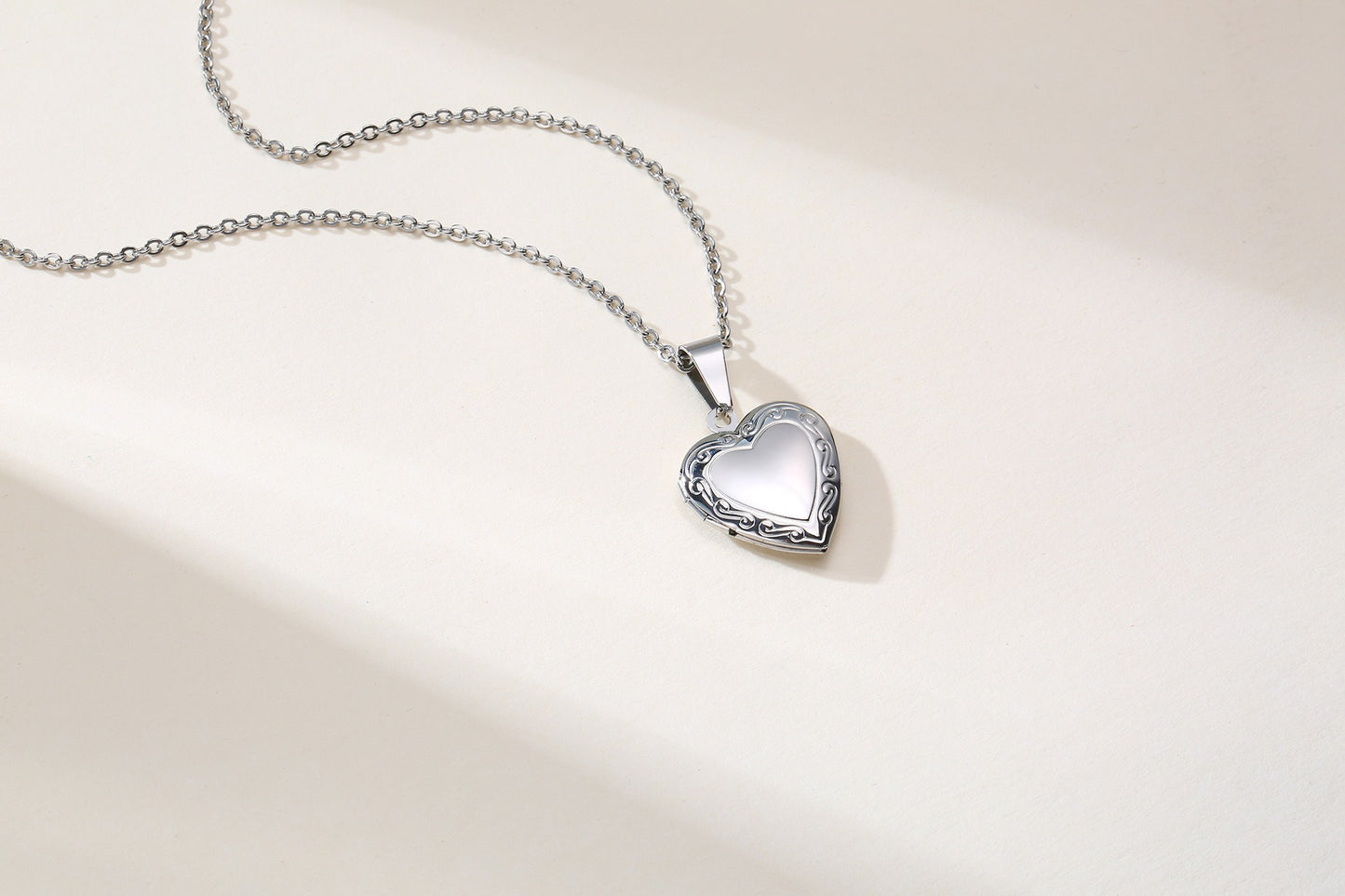 Colgante de corazón de acero inoxidable Kemstone con circonitas - Collar con dije que se abre para mujer PN-1364