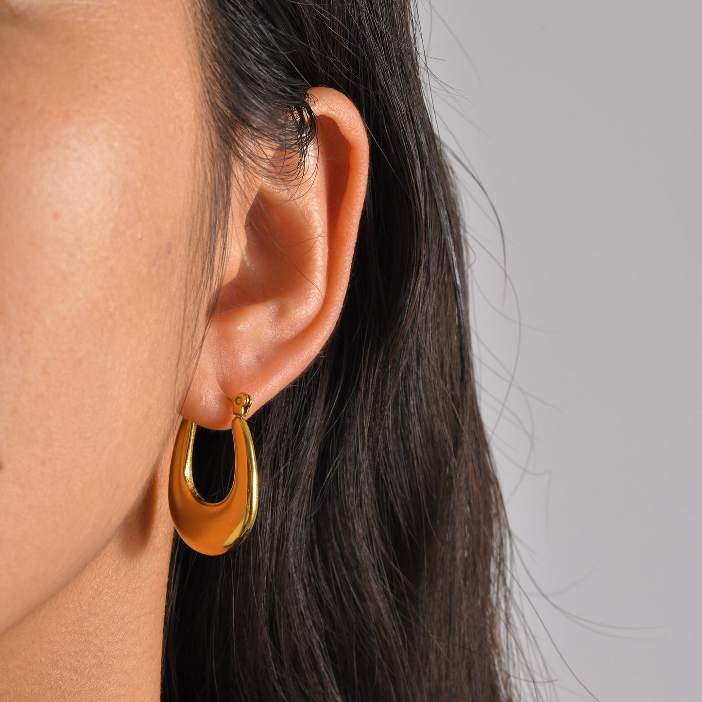 Pendientes Kemstone de acero inoxidable con forma de U retorcida | Detalle en V martillado y elegancia cotidiana EH-633