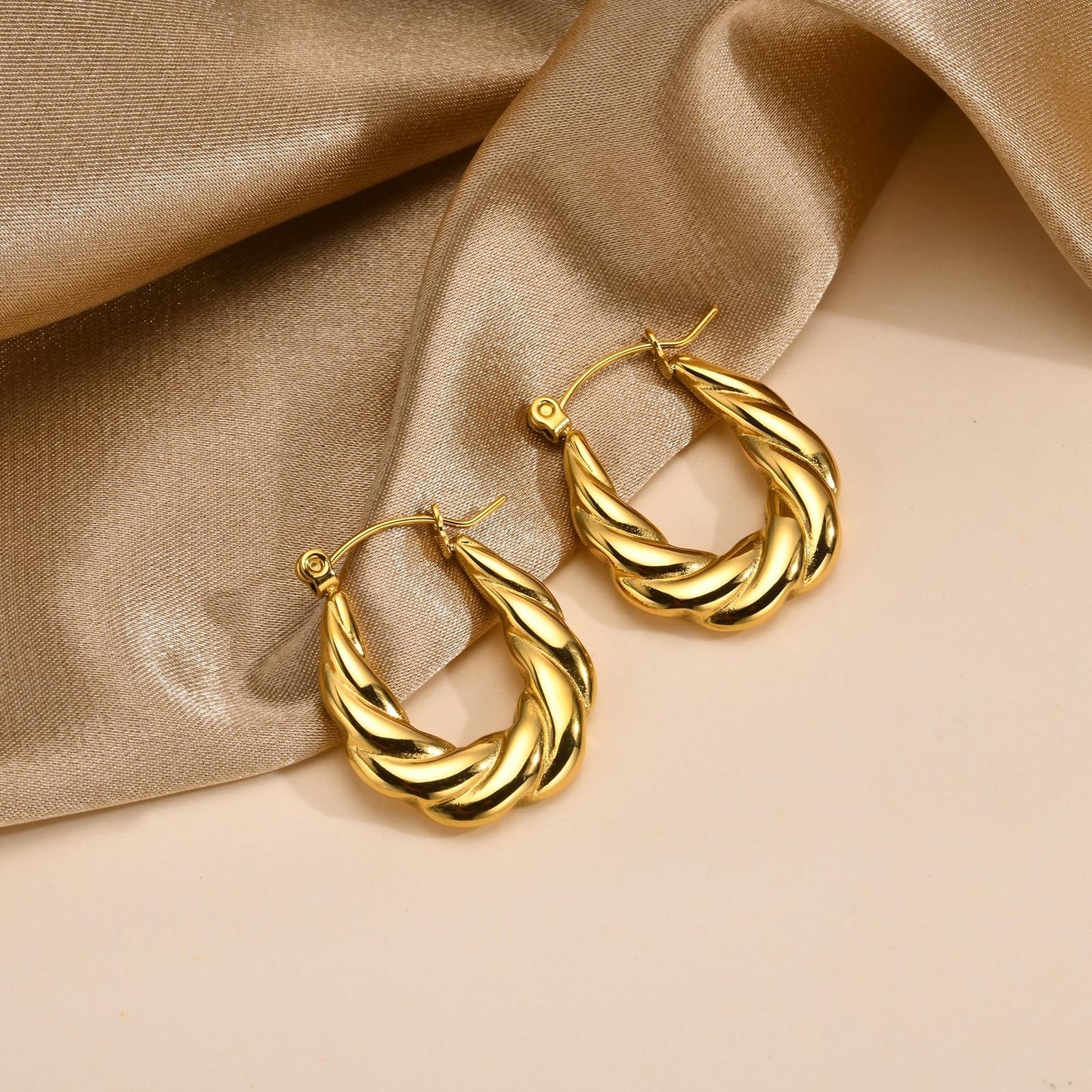 Pendientes Kemstone de acero inoxidable con forma de U retorcida | Detalle en V martillado y elegancia cotidiana EH-633