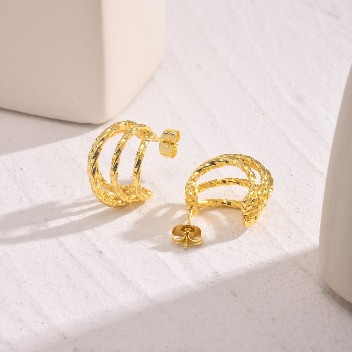 Pendientes de aro en espiral de cobre Kemstone - Elegantes pendientes de aro sólidos con textura en espiral para mujer, elegancia cotidiana y lujo asequible EBD-352