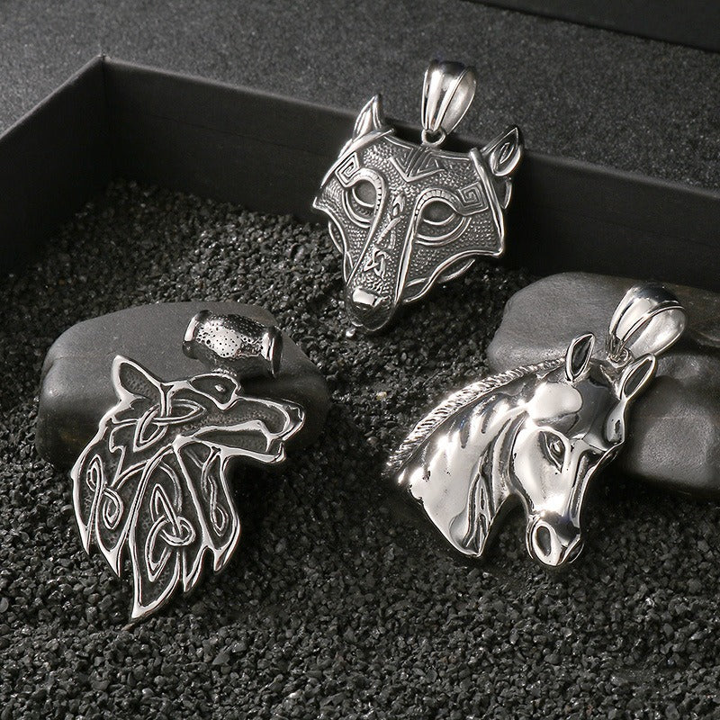Collar Kemstone con hebilla de cabeza de lobo vikingo retro de acero titanio y titanio del Rey León y Caballo Salvaje: una pieza llamativa para hombre Kemstone KP54394