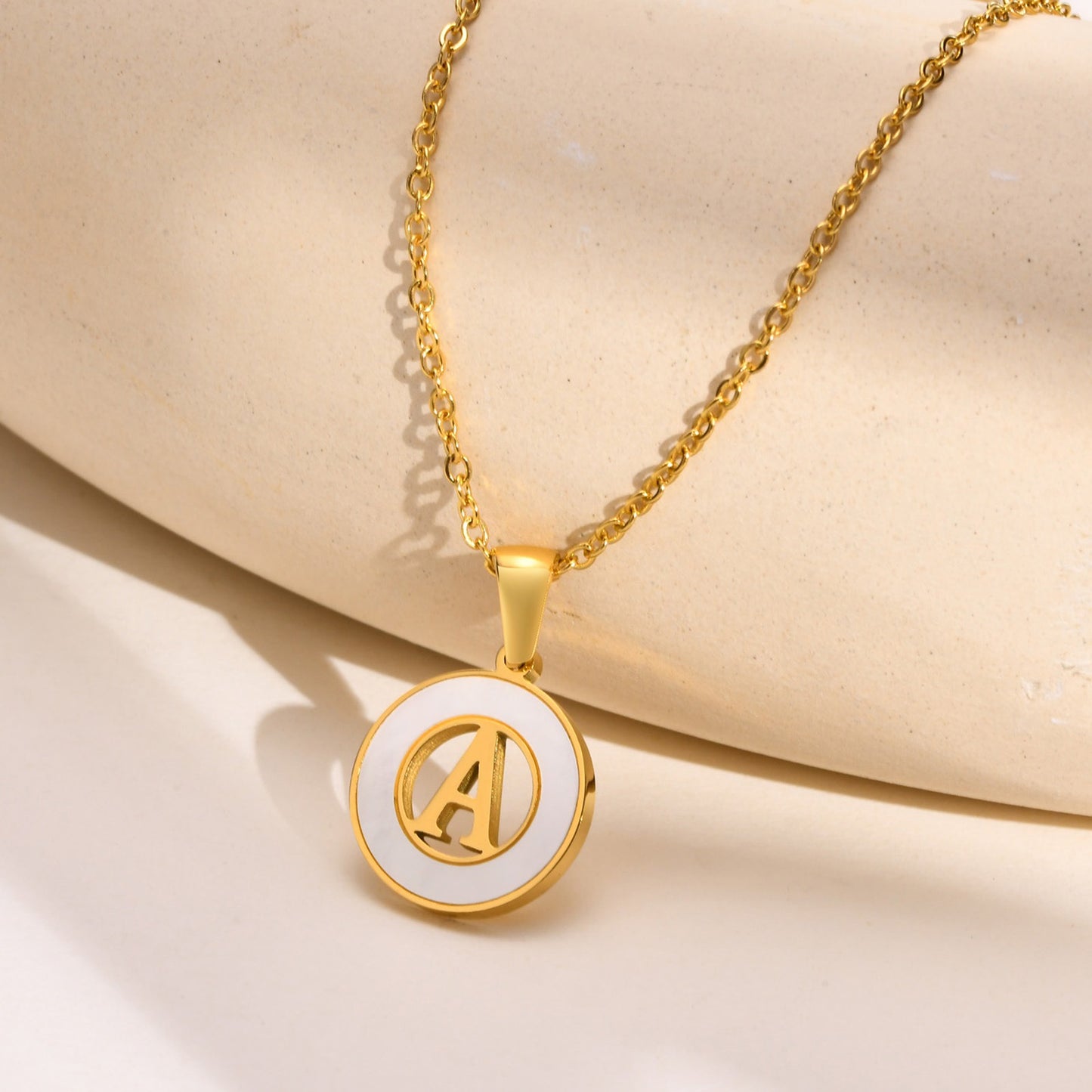 Collar circular de acero inoxidable con letras y conchas Kemstone para mujer PN-1761