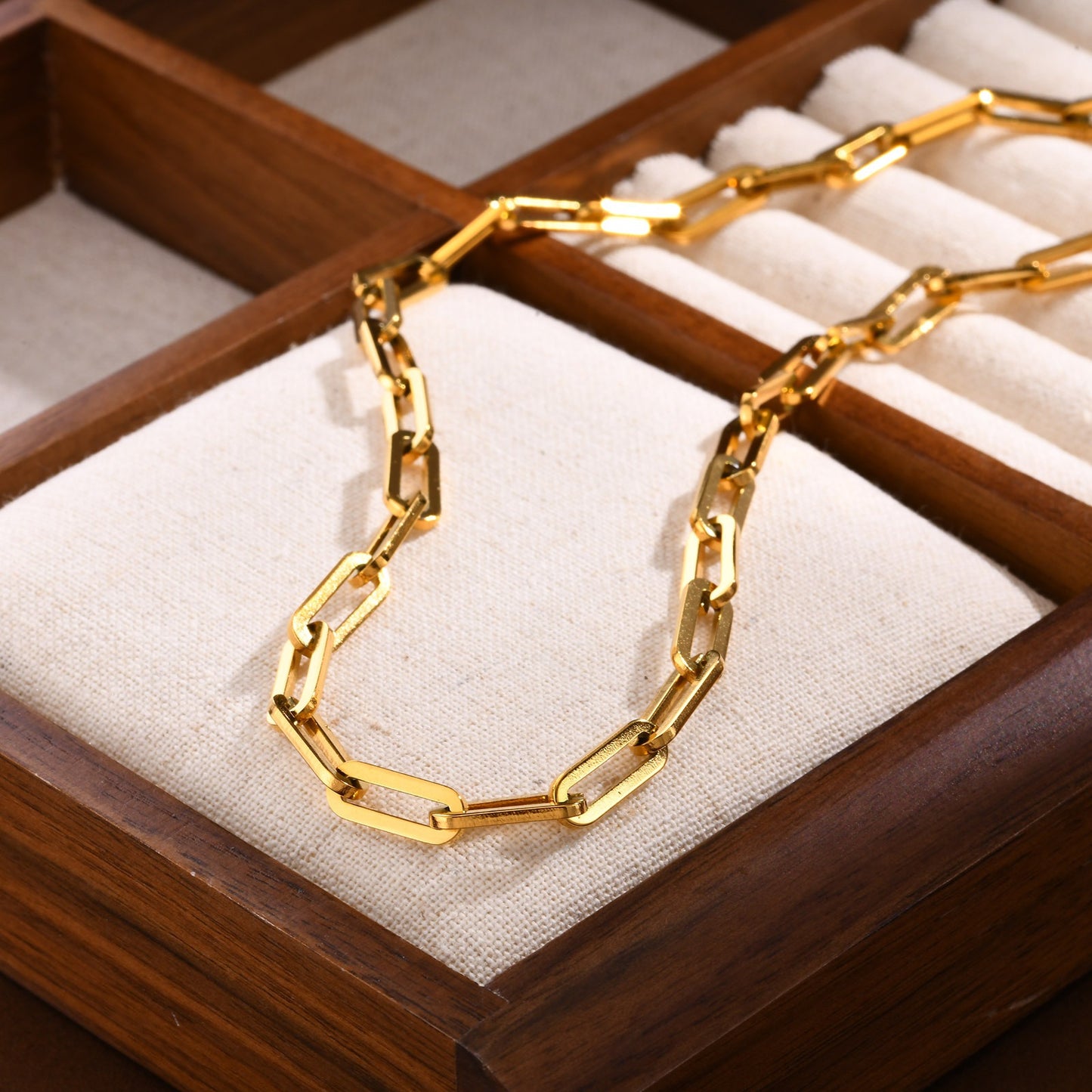 Collar de cadena rectangular de acero inoxidable Kemstone para mujer - Diseño geométrico audaz con acabado dorado pulido NC-1882