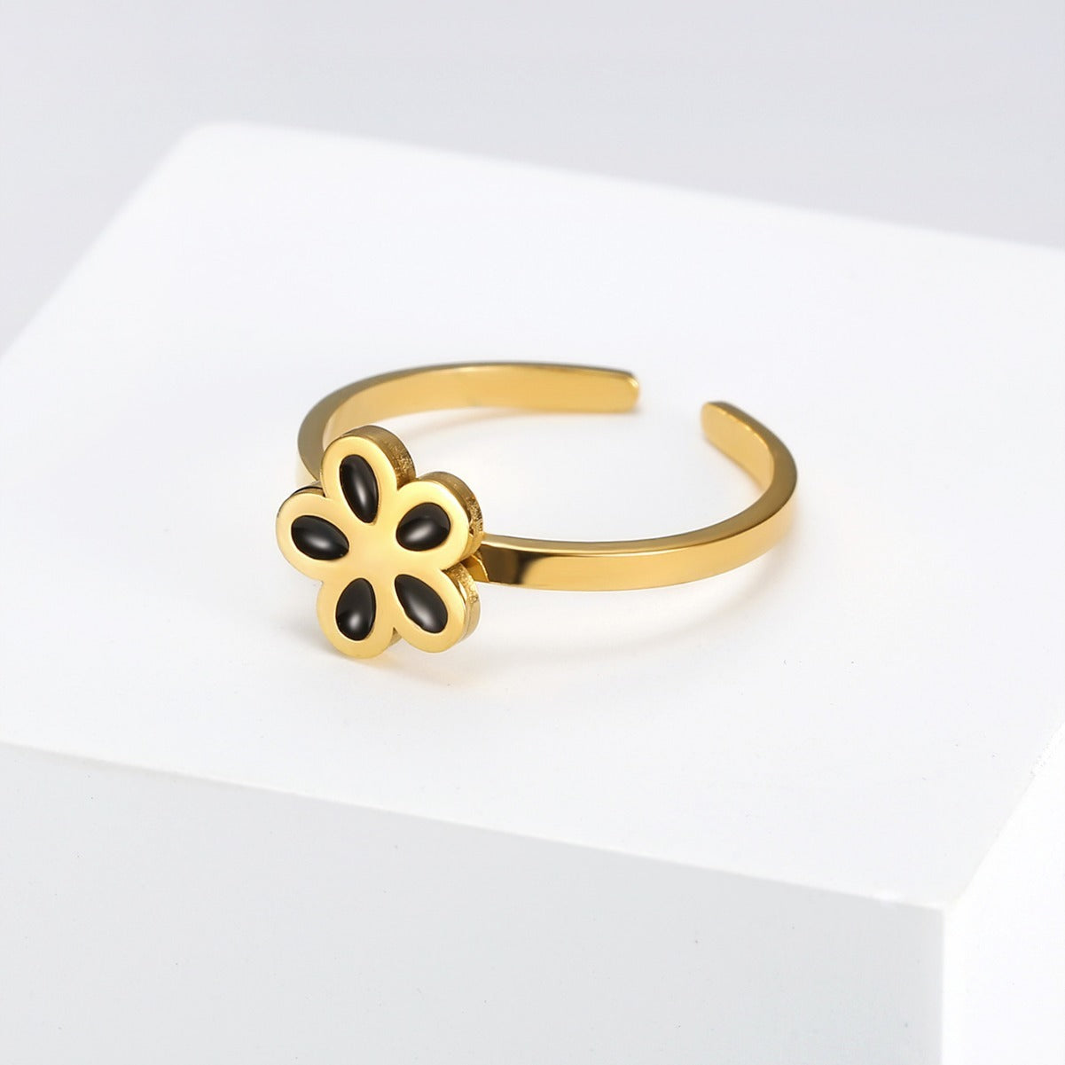 Joyería sencilla de acero inoxidable Kemstone: Anillos abiertos de moda en lotes pequeños, anillos de acero de titanio para mujer, elegancia para el día a día y un regalo especial TR0329