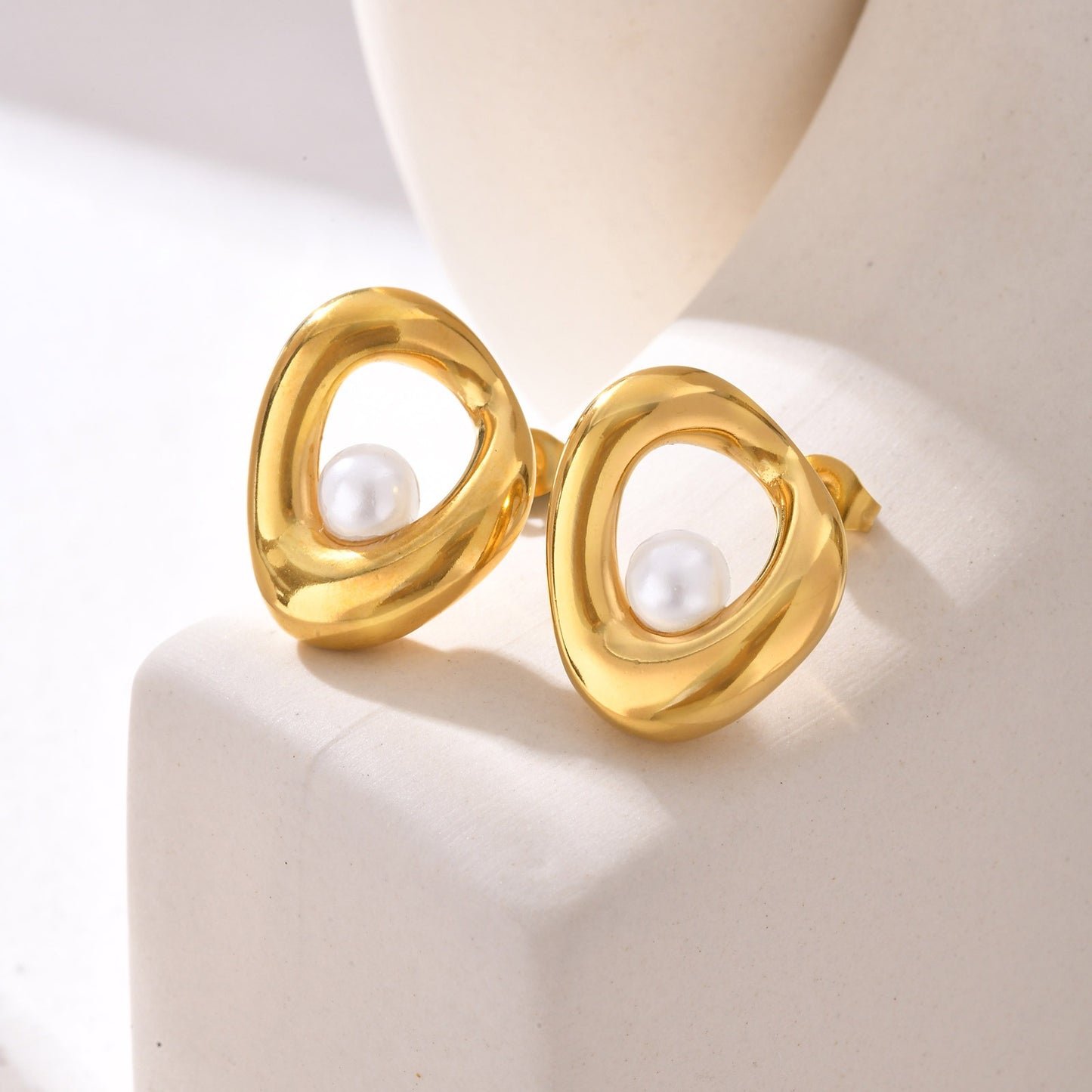 Pendientes geométricos de acero inoxidable con perla artificial en tono dorado para mujer: elegancia minimalista, joyería hipoalergénica ES-633