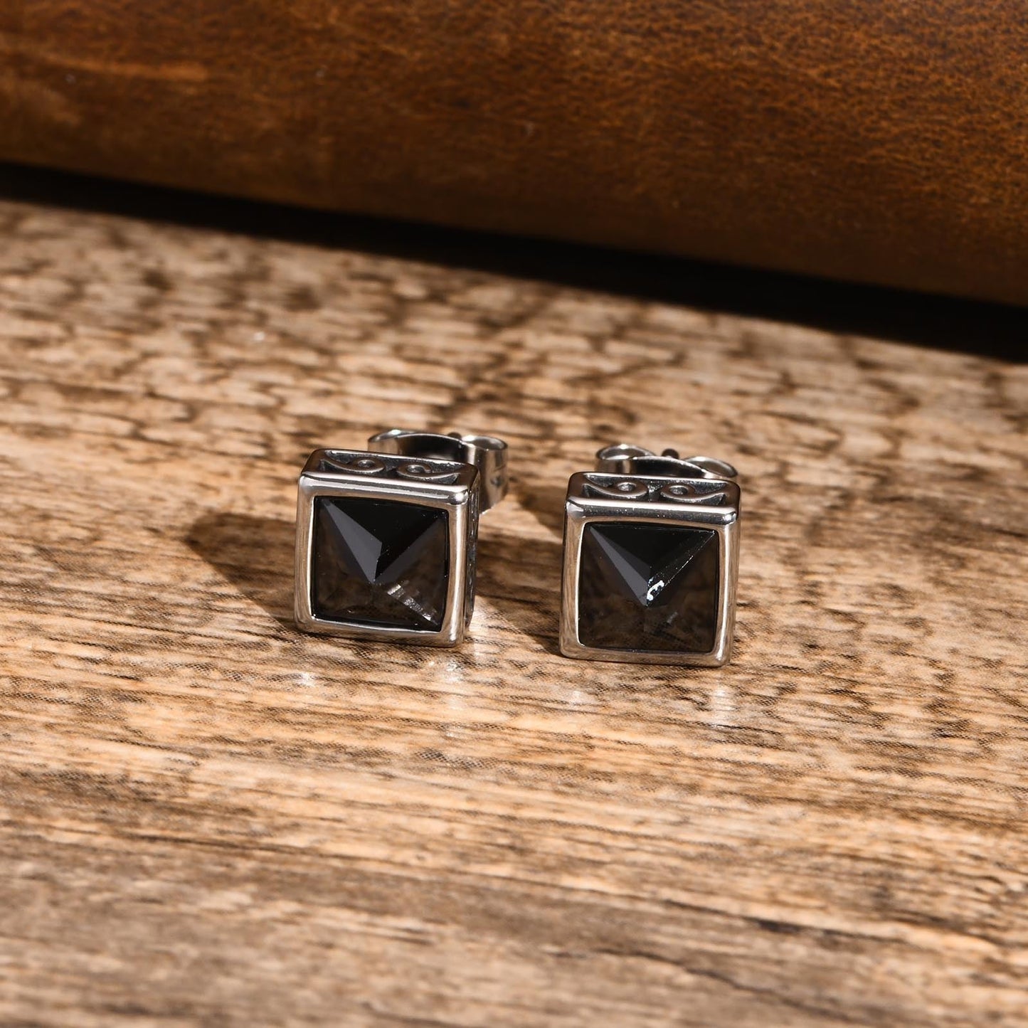 Pendientes Kemstone de acero inoxidable con nudo celta geométrico y circonita cuadrada: diseño elegante para hombre ES-407
