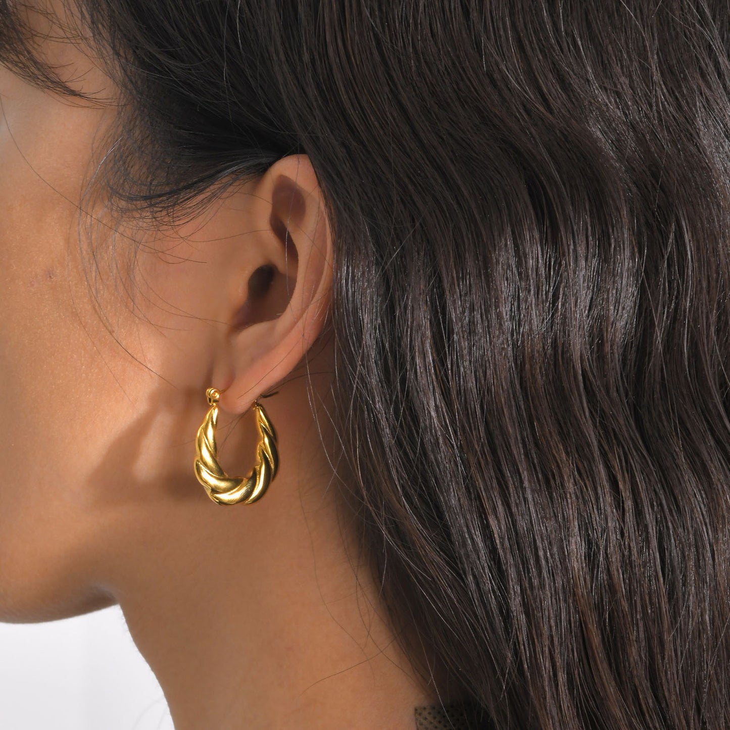 Pendientes Kemstone de acero inoxidable con forma de U retorcida | Detalle en V martillado y elegancia cotidiana EH-633