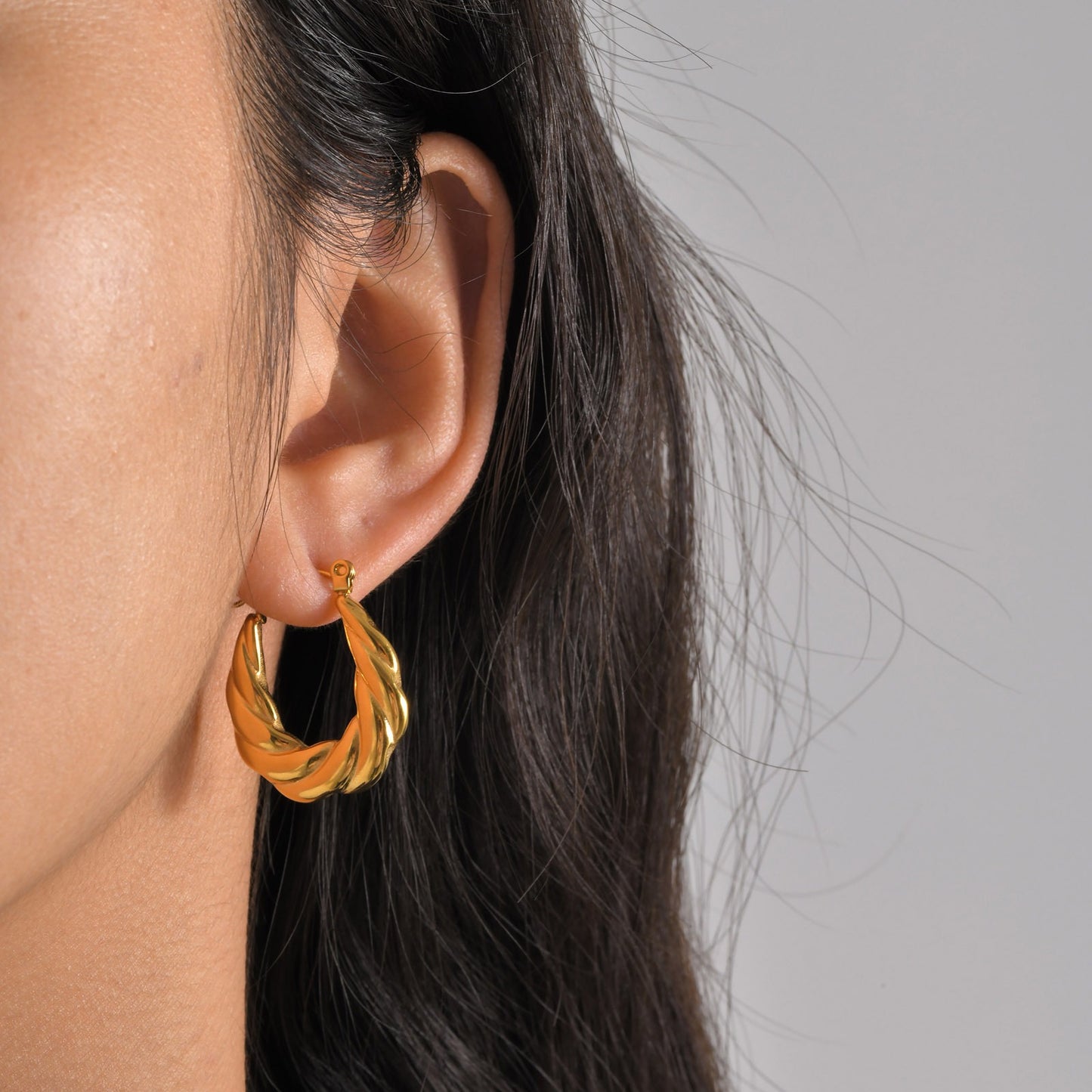 Pendientes Kemstone de acero inoxidable con forma de U retorcida | Detalle en V martillado y elegancia cotidiana EH-633