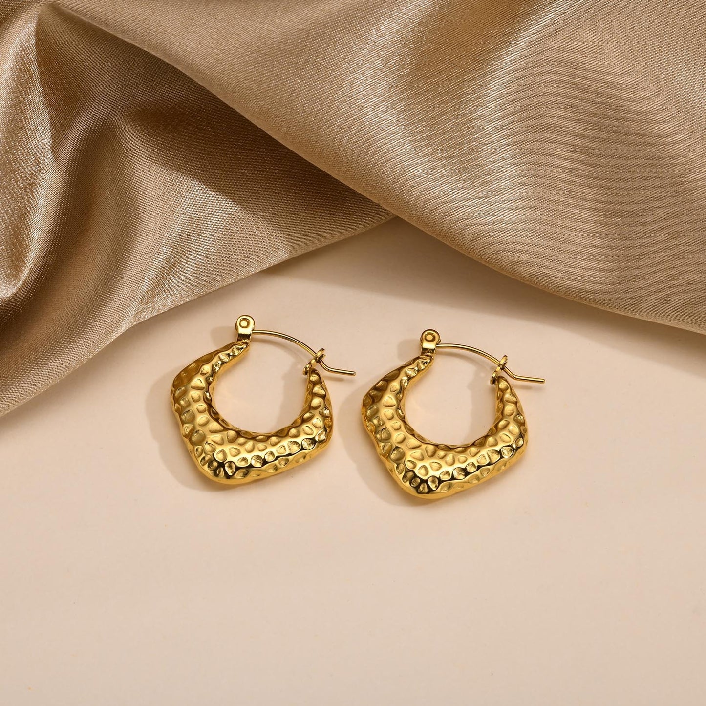 Pendientes Kemstone de acero inoxidable con forma de U retorcida | Detalle en V martillado y elegancia cotidiana EH-633