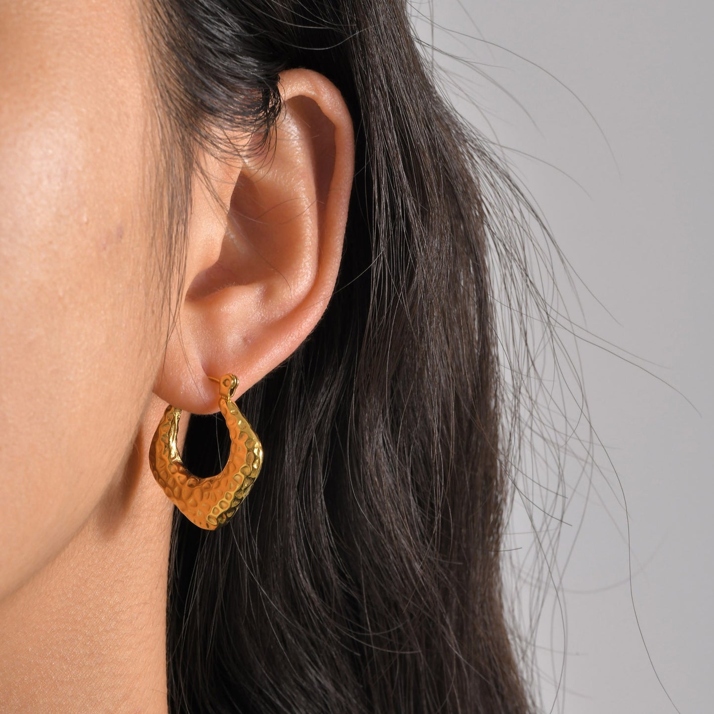 Pendientes Kemstone de acero inoxidable con forma de U retorcida | Detalle en V martillado y elegancia cotidiana EH-633