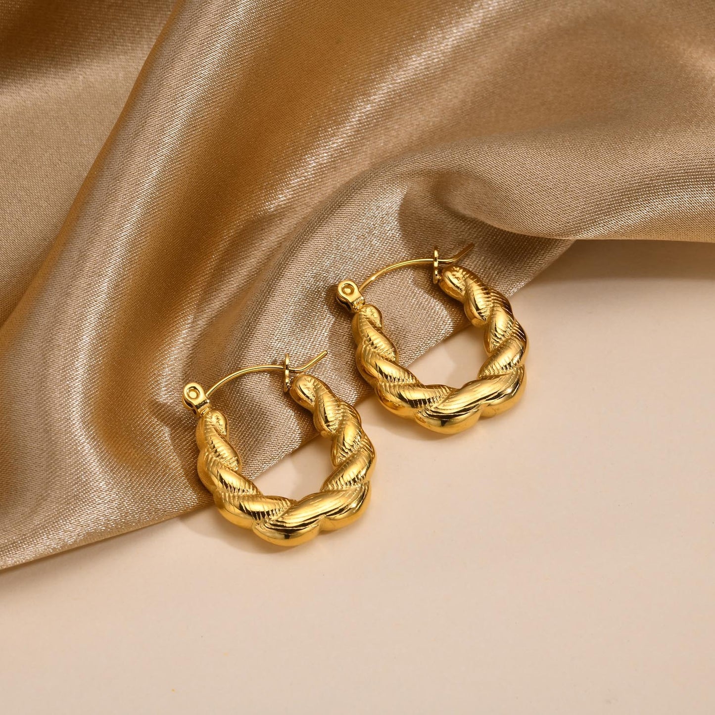 Pendientes Kemstone de acero inoxidable con forma de U retorcida | Detalle en V martillado y elegancia cotidiana EH-633