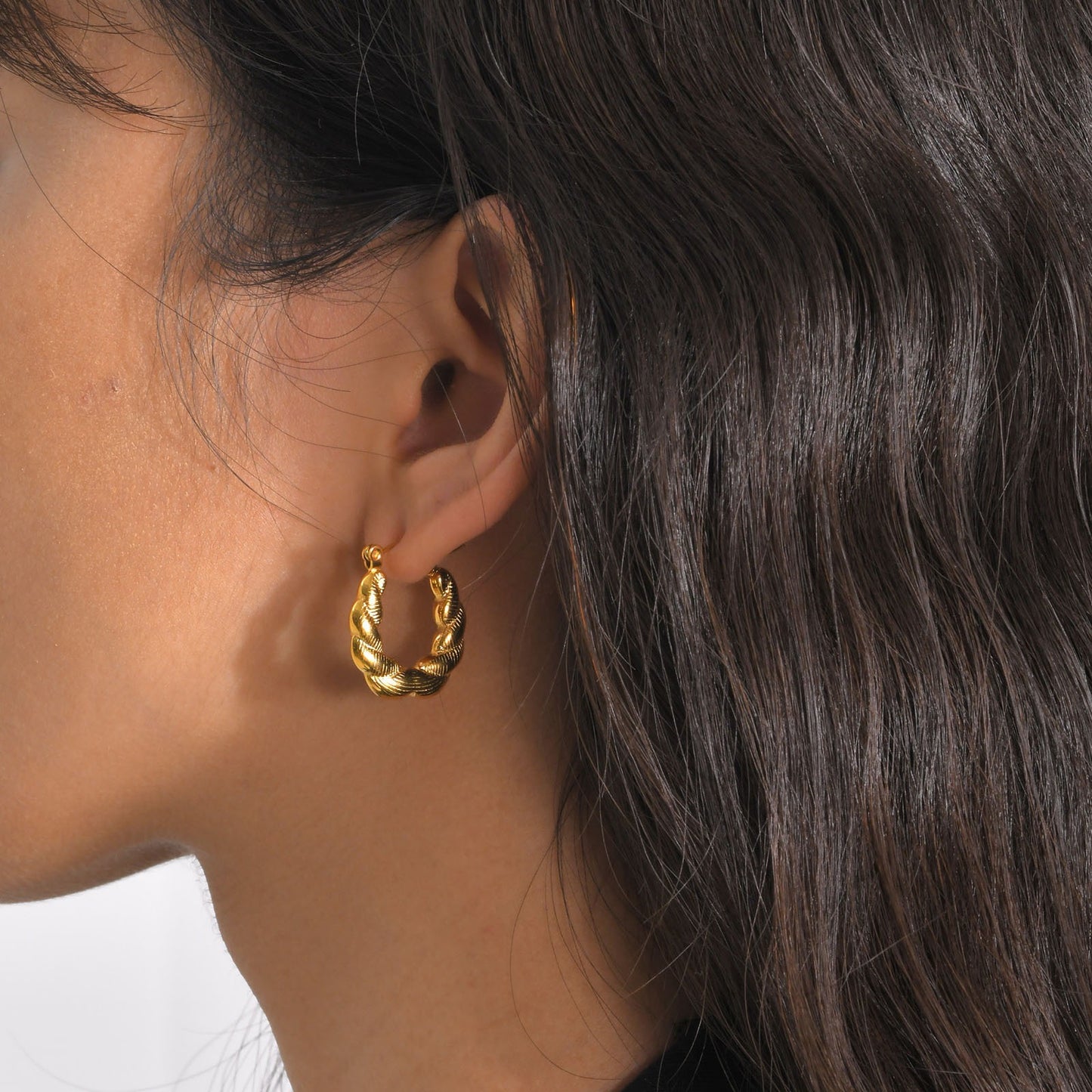 Pendientes Kemstone de acero inoxidable con forma de U retorcida | Detalle en V martillado y elegancia cotidiana EH-633