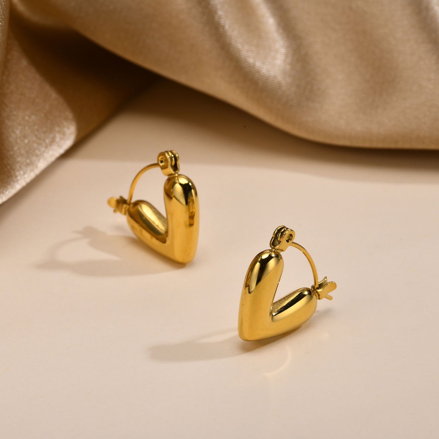 Pendientes Kemstone de acero inoxidable con forma de U retorcida | Detalle en V martillado y elegancia cotidiana EH-633