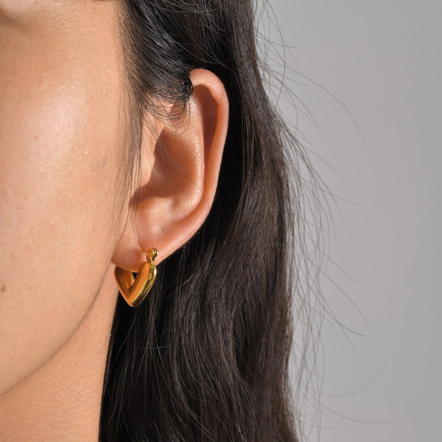 Pendientes Kemstone de acero inoxidable con forma de U retorcida | Detalle en V martillado y elegancia cotidiana EH-633