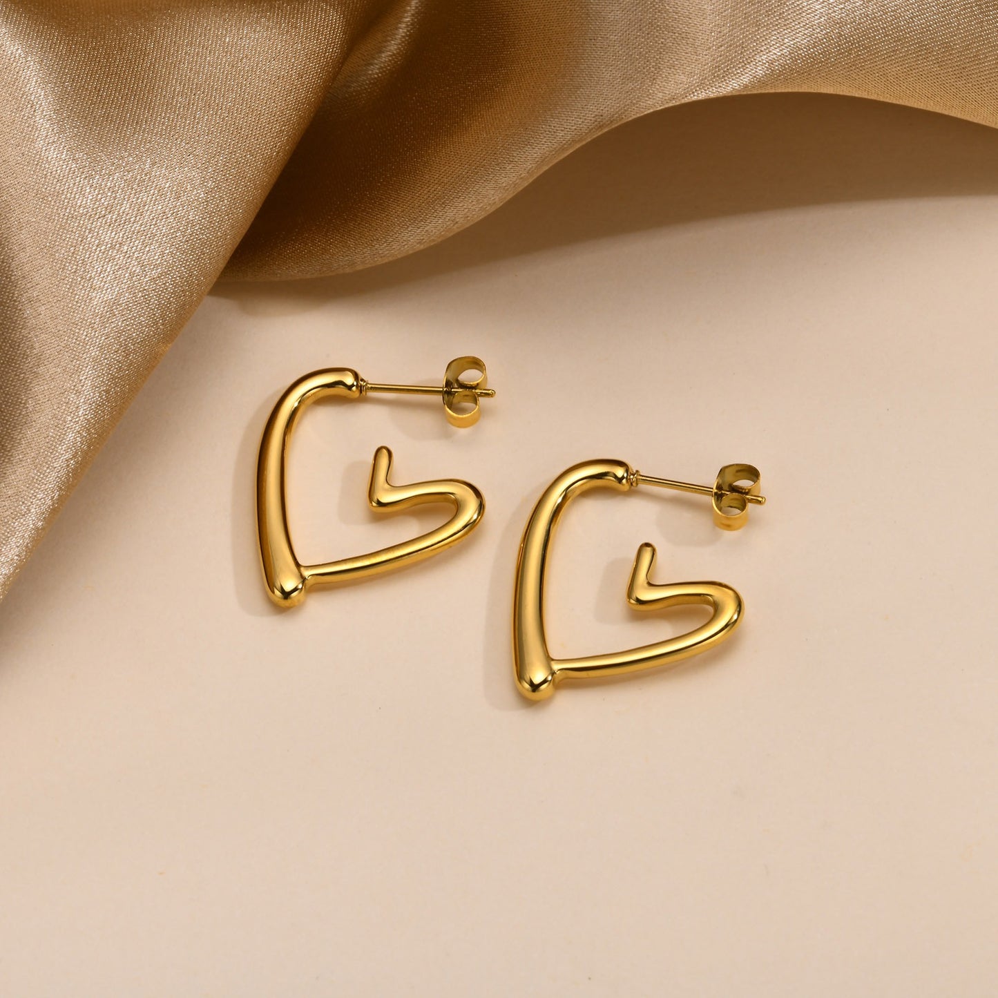 Pendientes Kemstone de acero inoxidable con forma de U retorcida | Detalle en V martillado y elegancia cotidiana EH-633