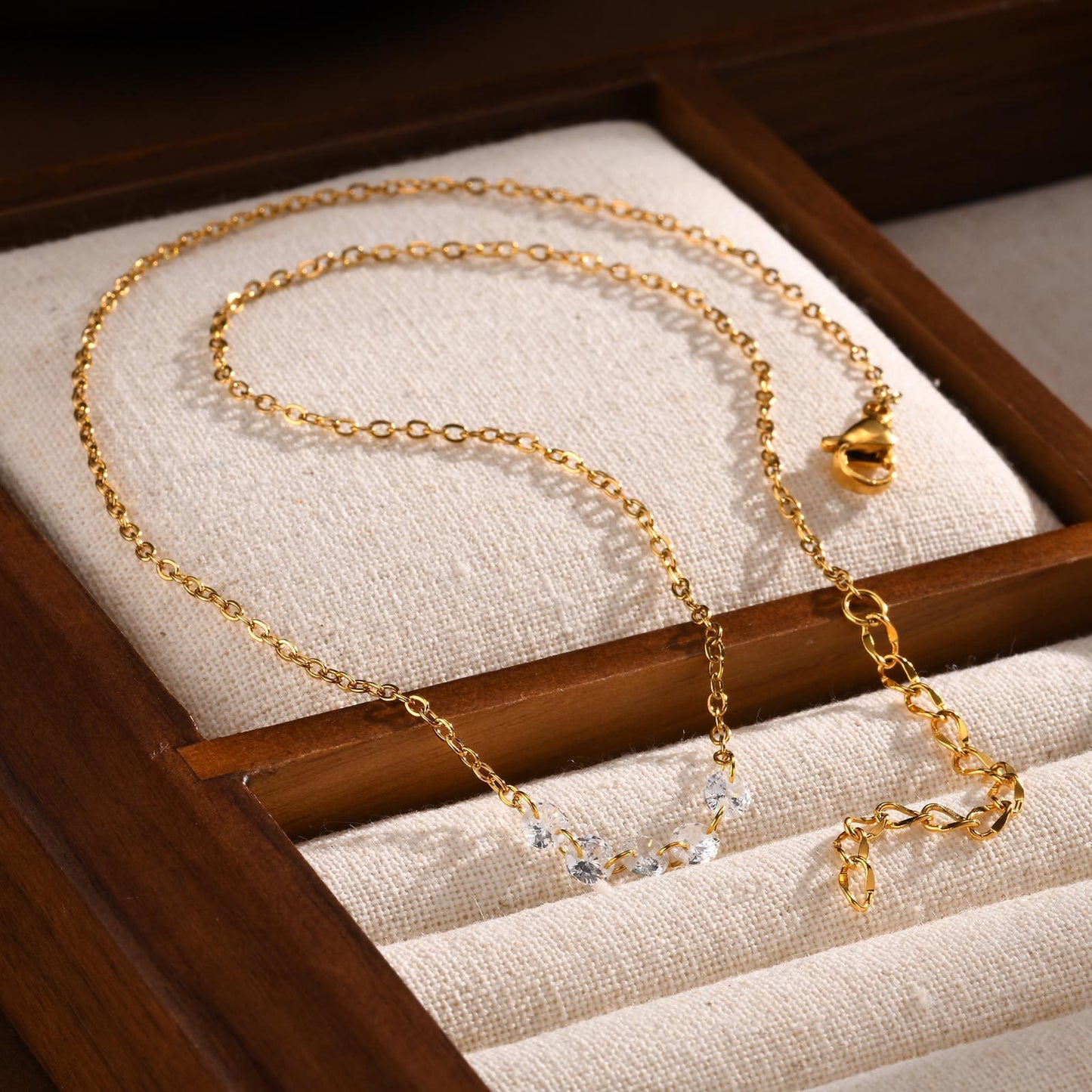 Collar de acero inoxidable con circonitas blancas y oro para mujer NC-1923