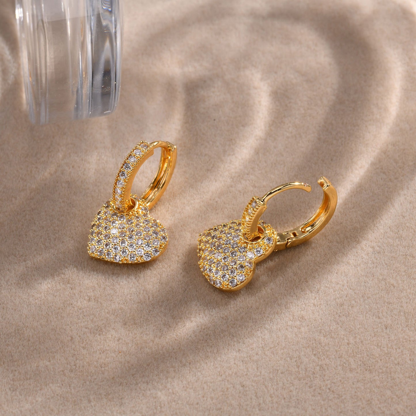 Pendientes de cobre con forma de corazón y circonitas cúbicas Kemstone para mujer – Elegante joyería de uso diario EBD-310