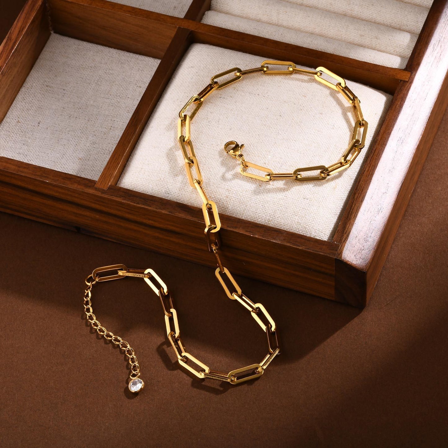 Collar de cadena rectangular de acero inoxidable Kemstone para mujer - Diseño geométrico audaz con acabado dorado pulido NC-1882