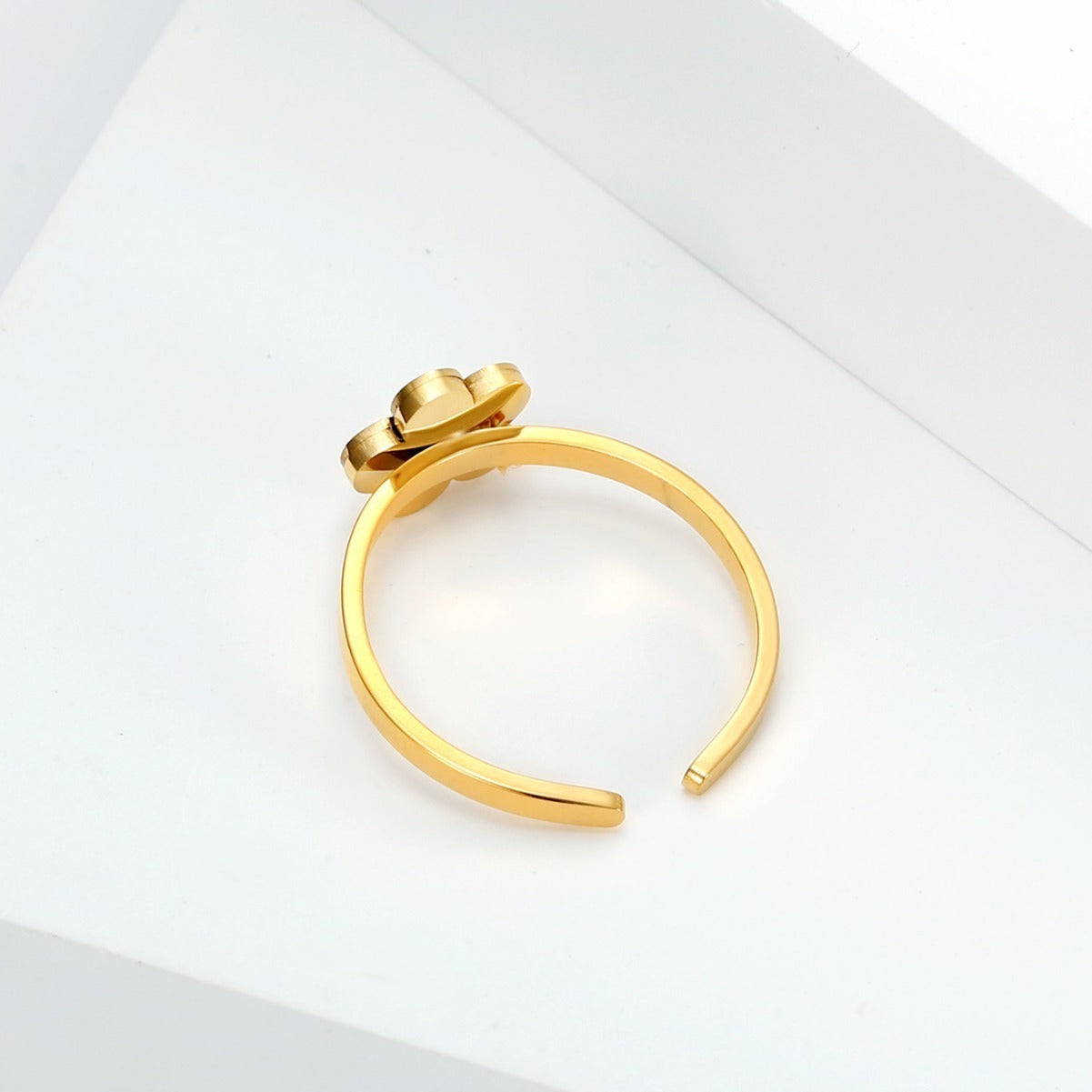 Joyería sencilla de acero inoxidable Kemstone: Anillos abiertos de moda en lotes pequeños, anillos de acero de titanio para mujer, elegancia para el día a día y un regalo especial TR0329