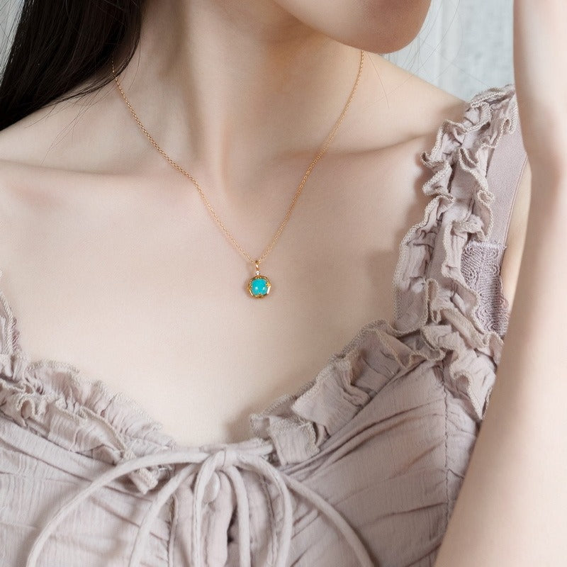 Collana con ciondolo in amazzonite e cristallo bianco vintage, realizzata a mano da Kemstone, dal design originale, in argento Sterling 925 con motivo geometrico.