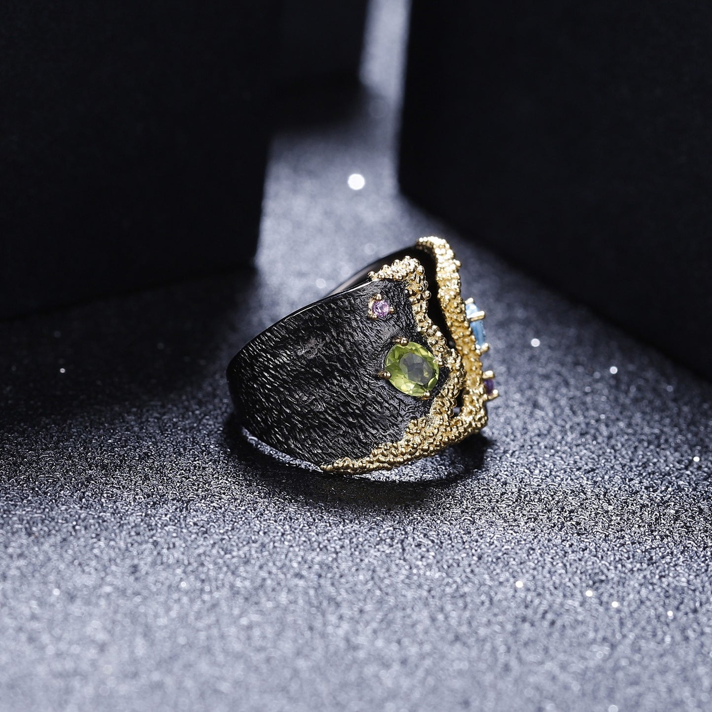 Anillo de piedras preciosas de diseño original hecho a mano por Kemstone en plata de ley S925 con peridoto, amatista y topacio naturales.