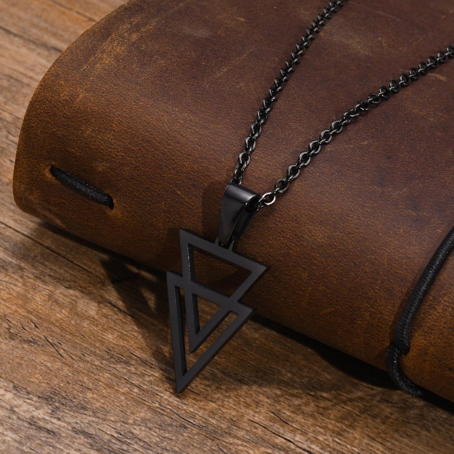 Collar con colgante geométrico triangular de acero inoxidable Kemstone para hombre PN-1487